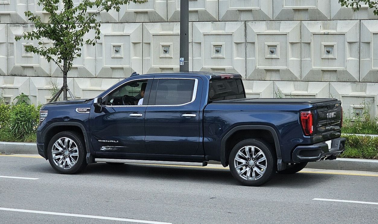File:GMC Sierra 1500 Denali 6.2L Crew Cab GMTT1XX Indigo Blue (2).jpg