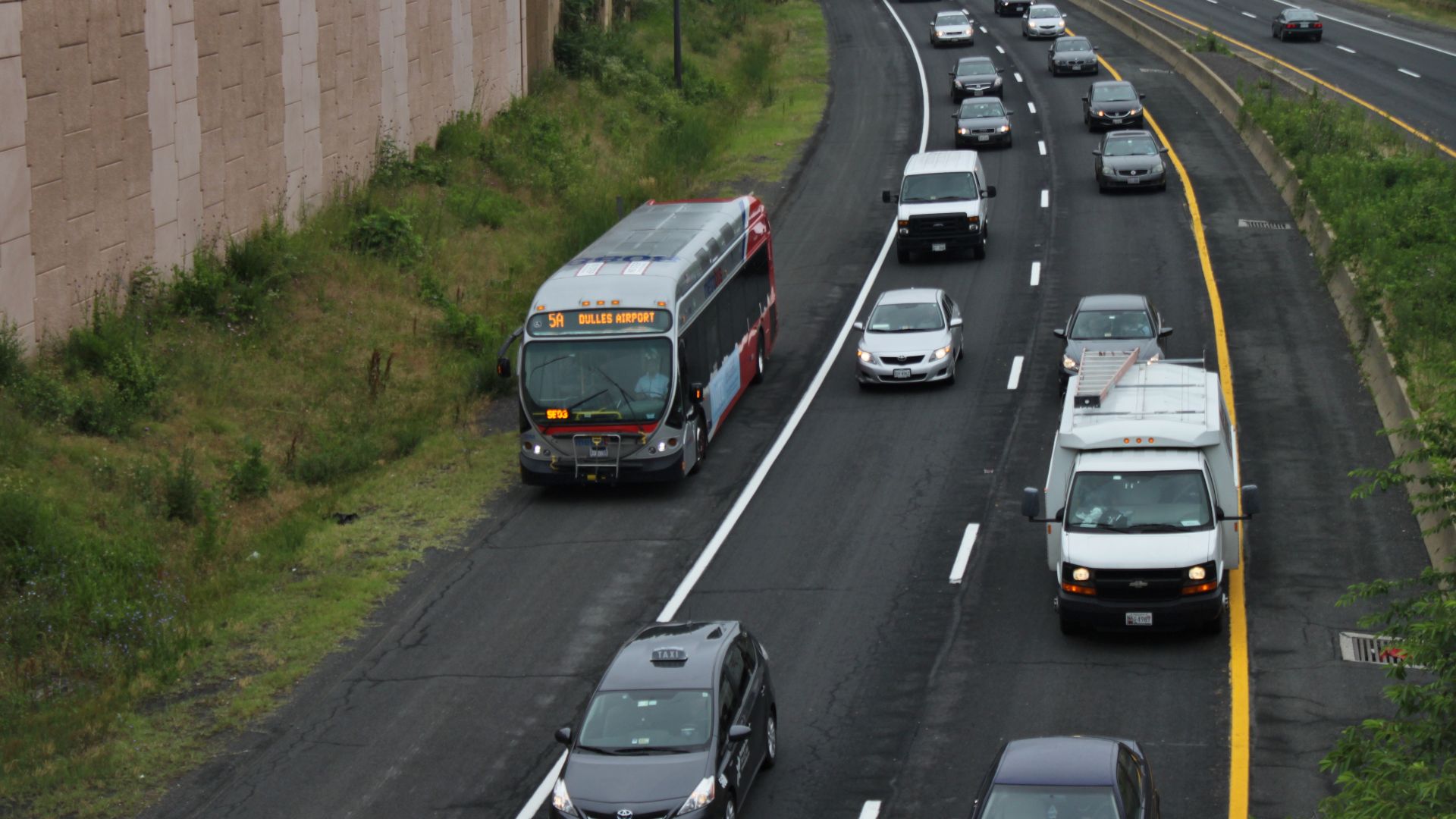 Metrobus shoulder bypass in Arlington, VA
