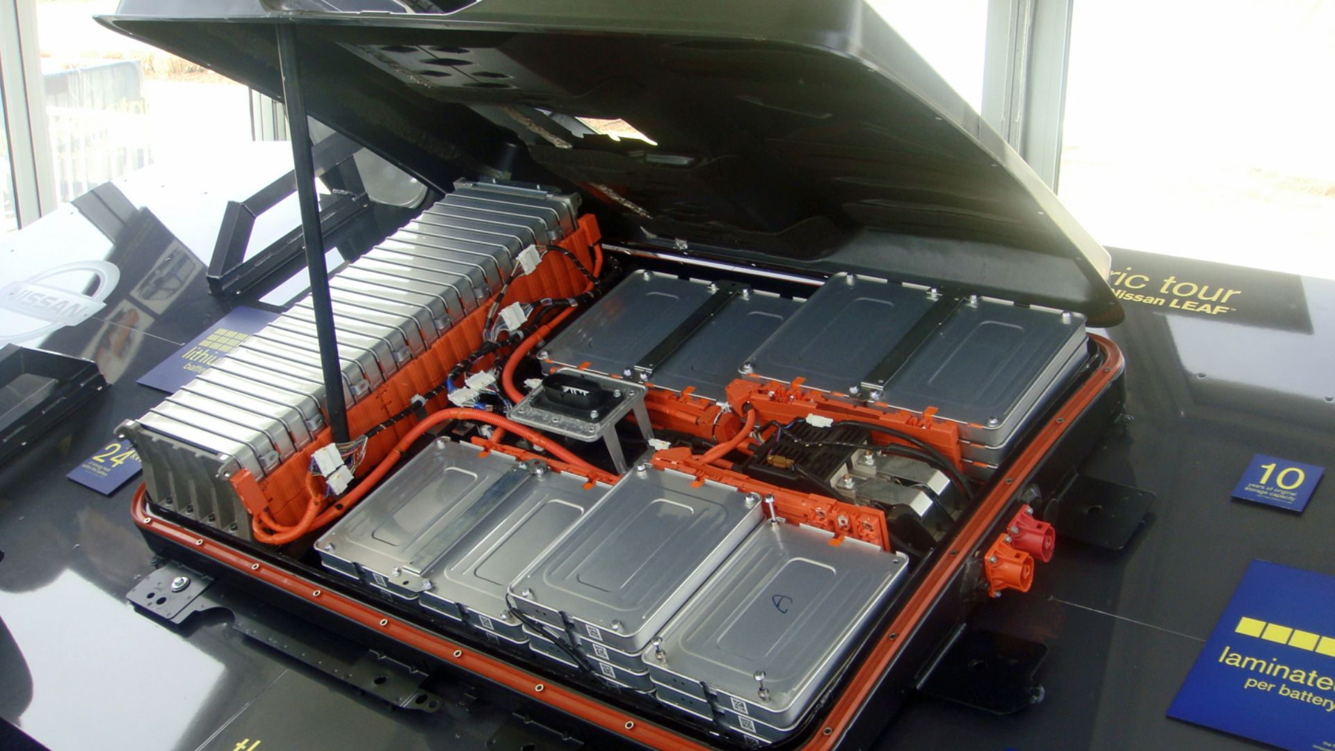 File:Nissan Leaf battery pack DC 03 2011 1629.jpg