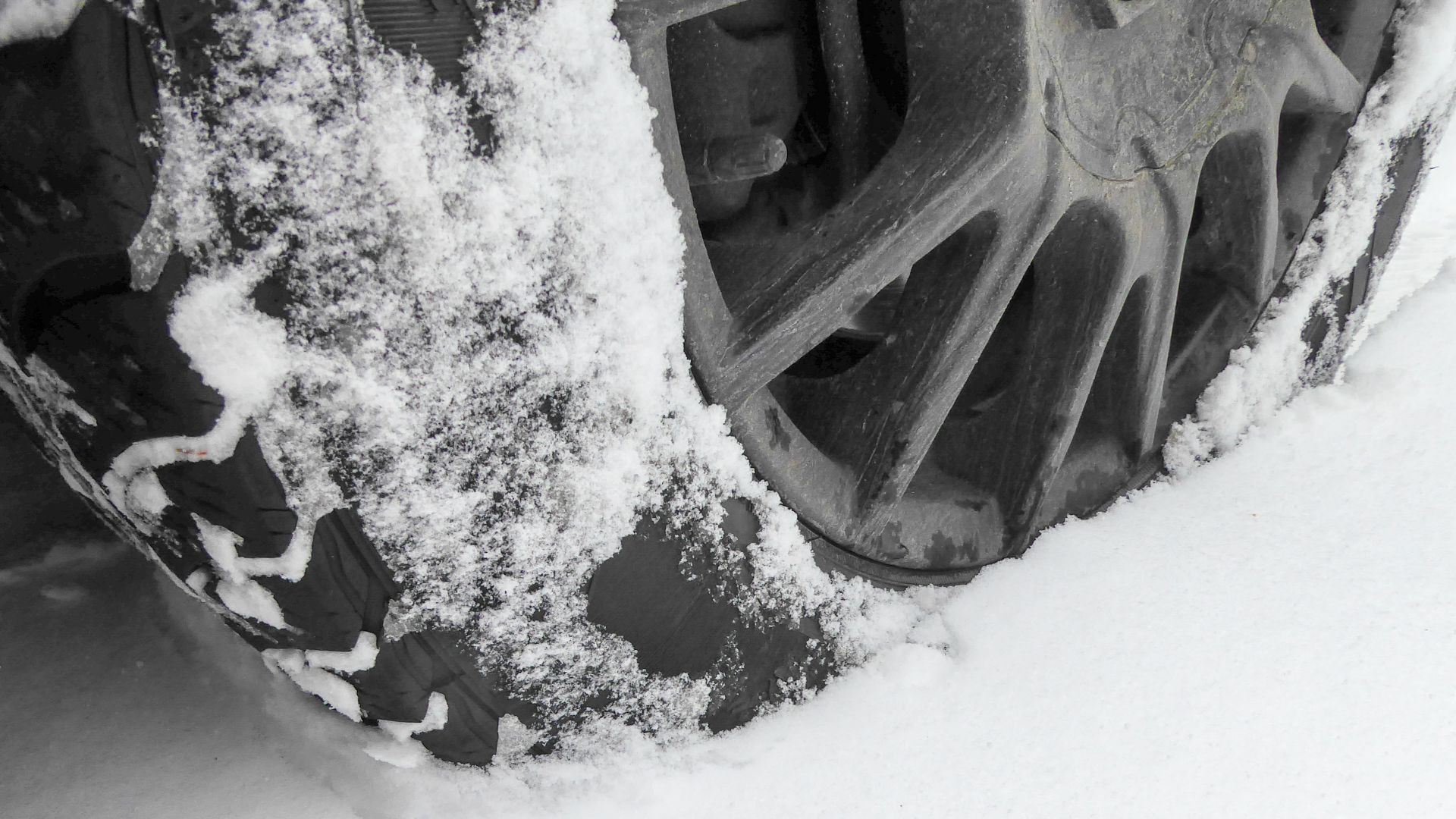 File:Snow tire compacting snow ahead of it.jpg