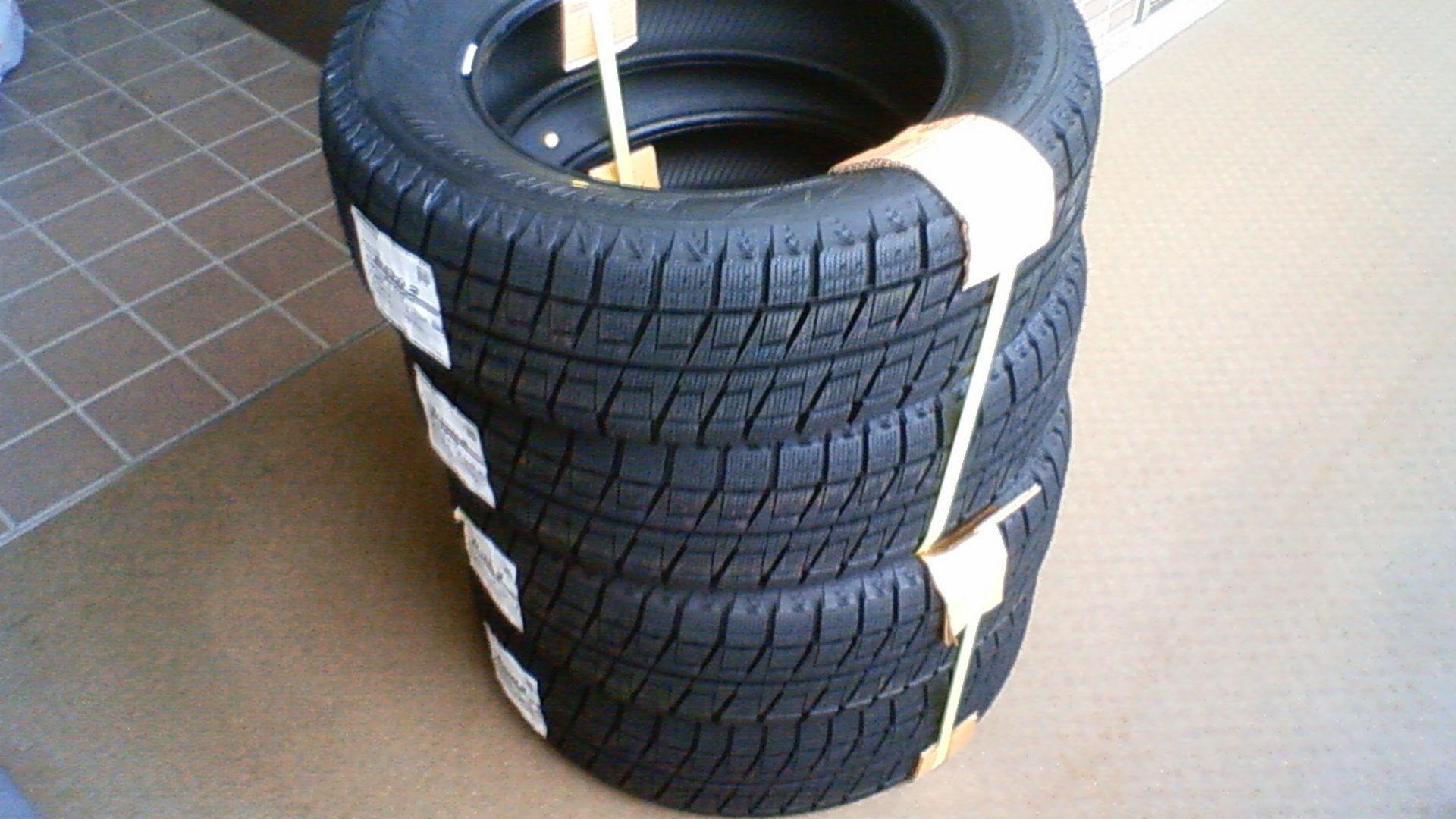 File:Bridgestone snow tires Blizzak Revo 2 -1.JPG