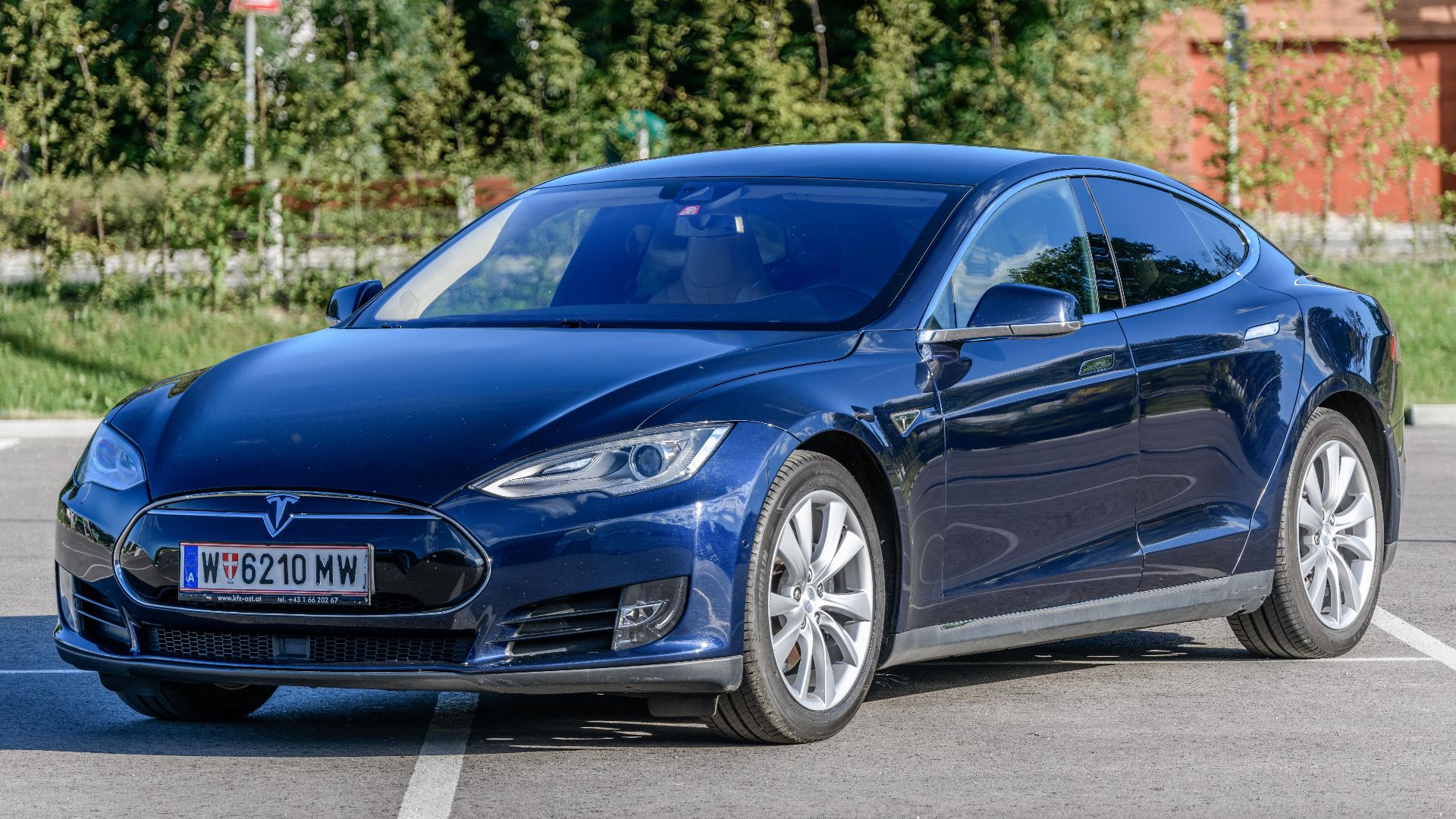 File:20180630 Tesla Model S 70D 2015 midnight blue left front.jpg