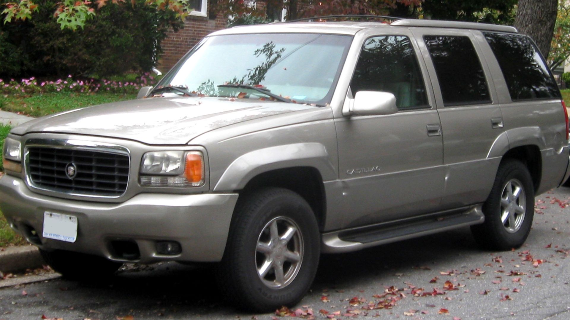 1999-2000 Cadillac Escalade photographed in Washington, D.C., USA.
