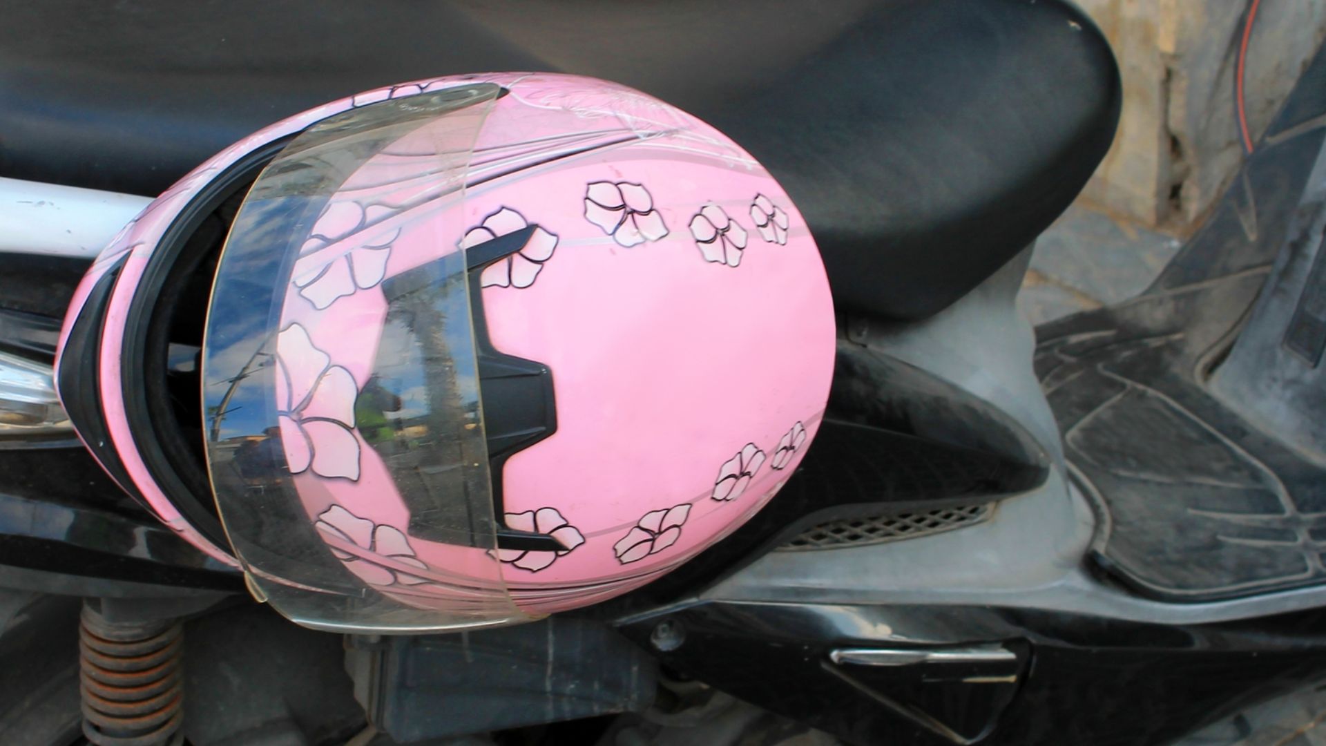 File:Motorcycle helmet.jpg