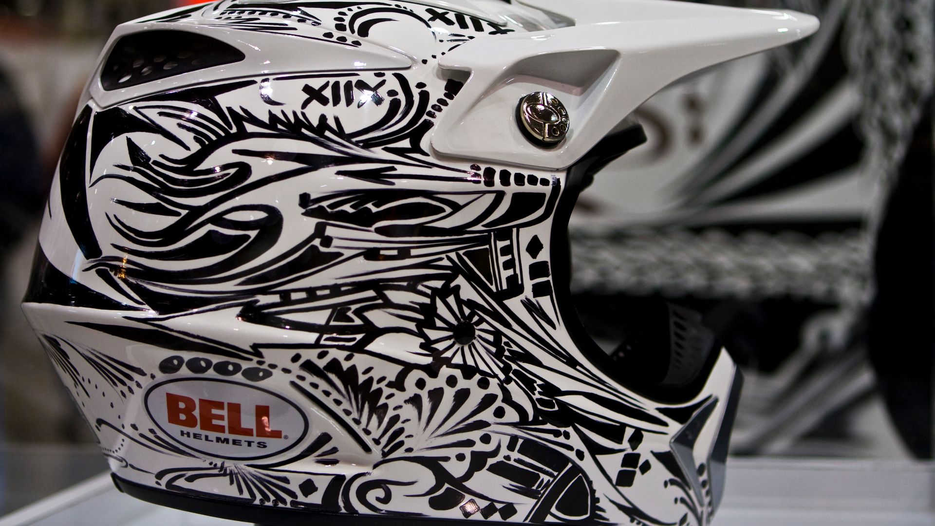 File:Bell motorcycle helmet.jpg