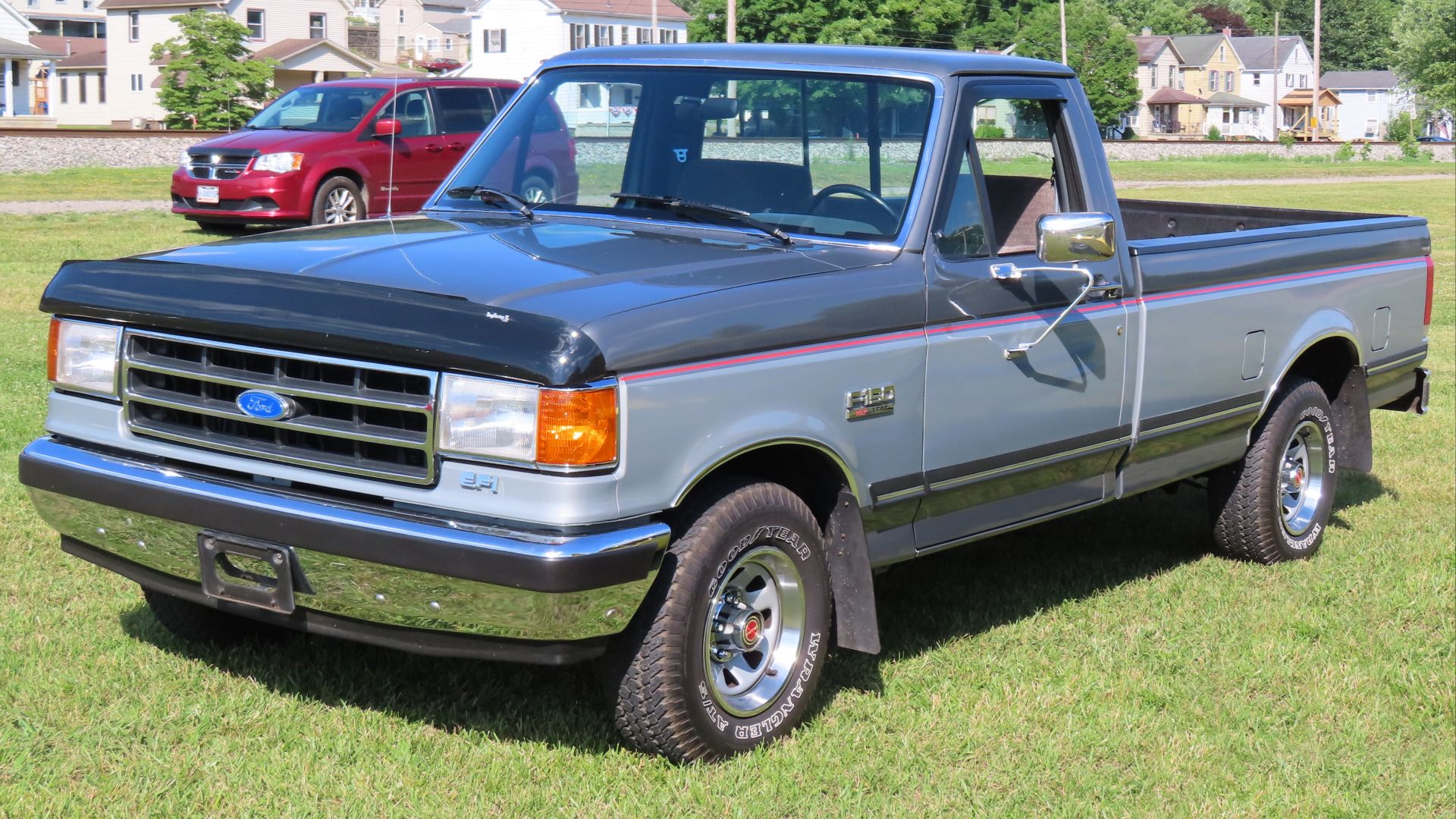 File:1990 Ford F-150 XLT Lariat 4x2 regular cab 8' Styleside, front left, 06-24-2024.jpg