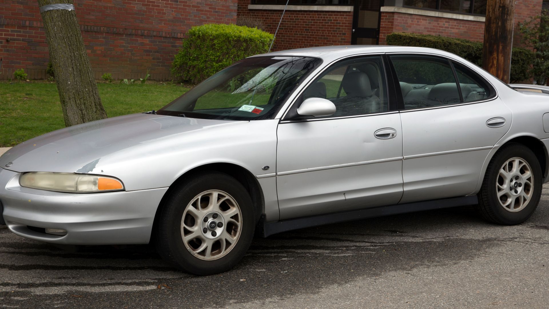 File:2002 Oldsmobile Intrigue GL in Silver, front left.jpg