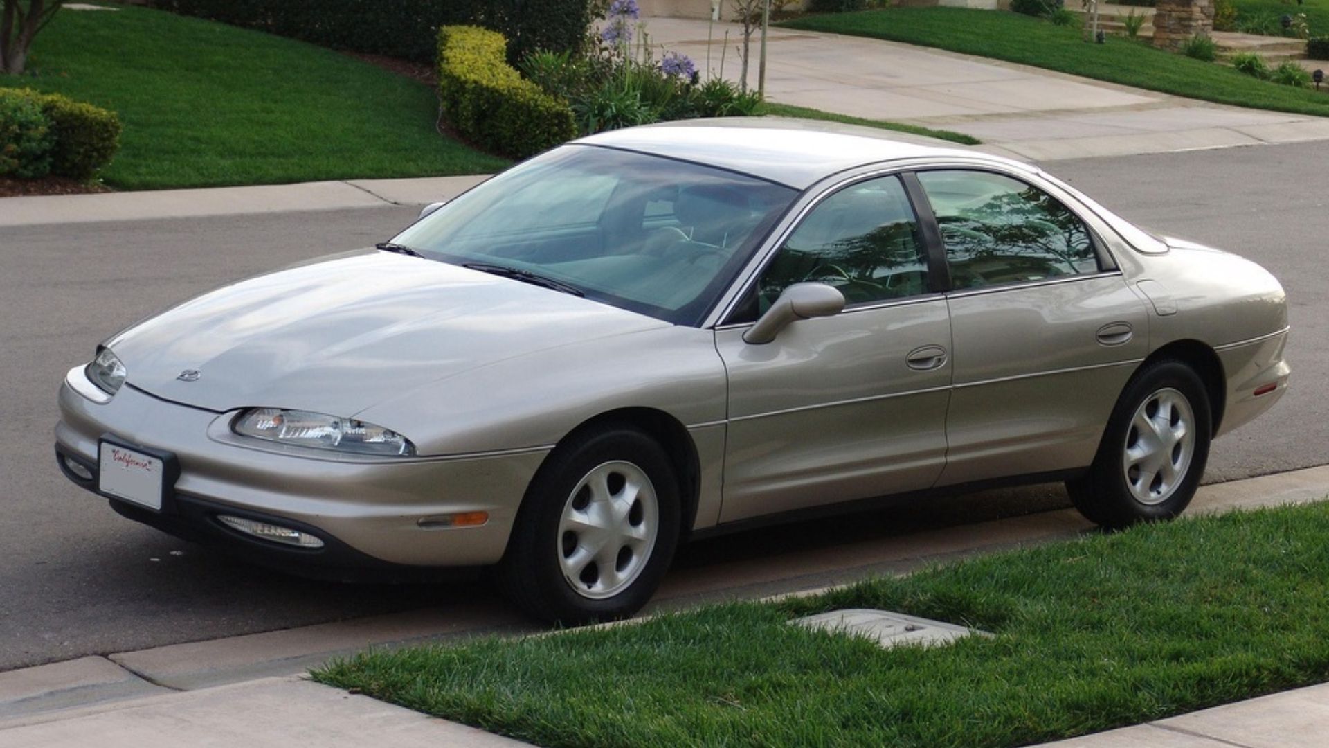 File:1997 Oldsmobile Aurora.jpg