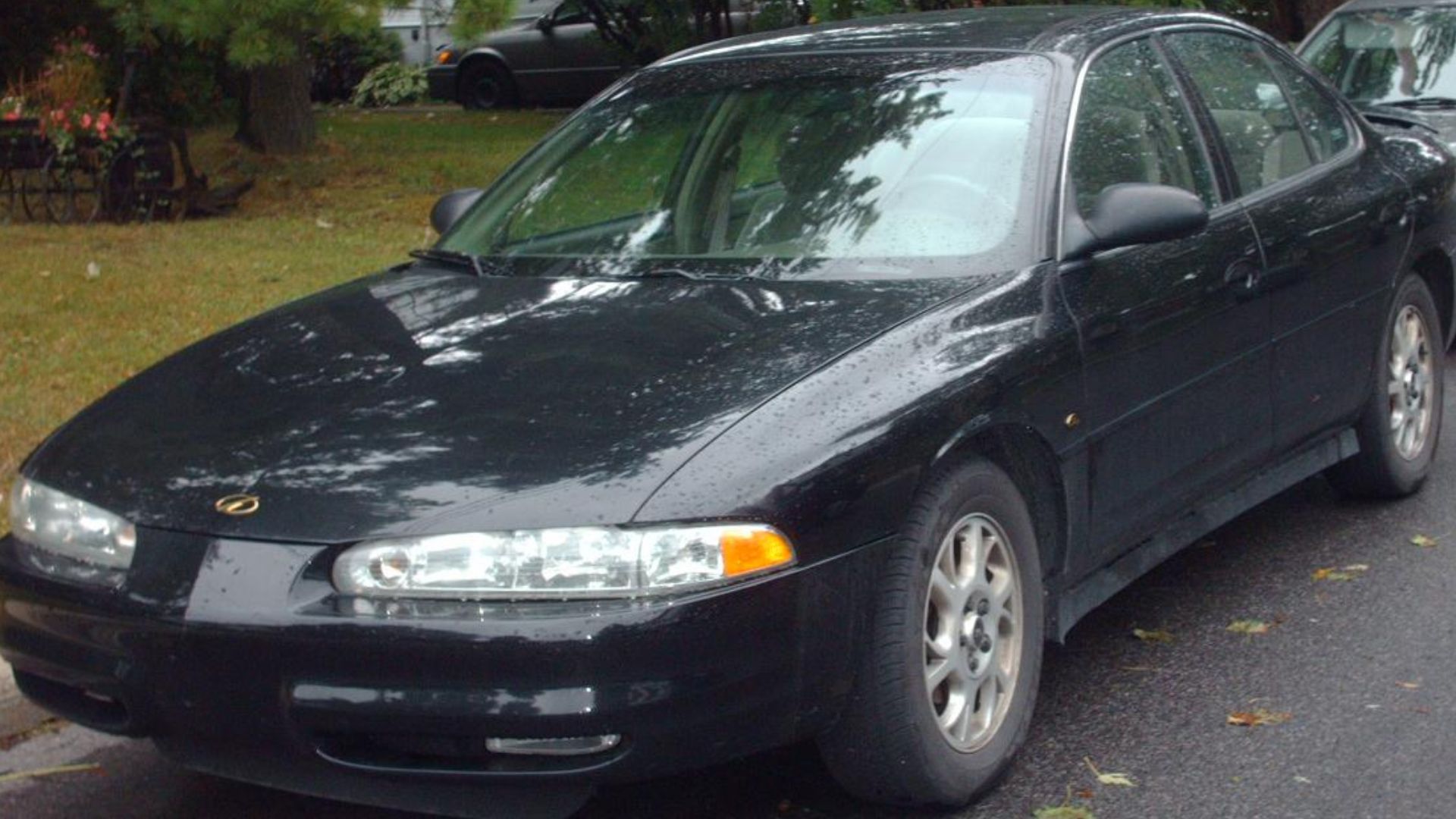File:'98-'02 Oldsmobile Intrigue.jpg