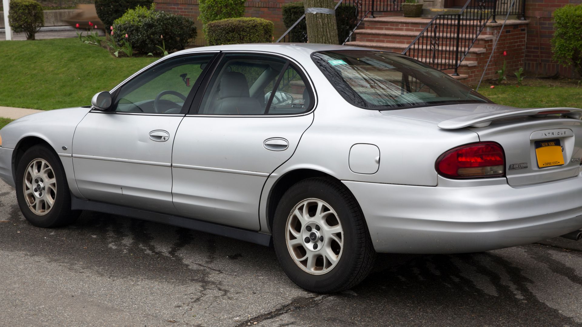File:2002 Oldsmobile Intrigue GL in Silver, rear left.jpg