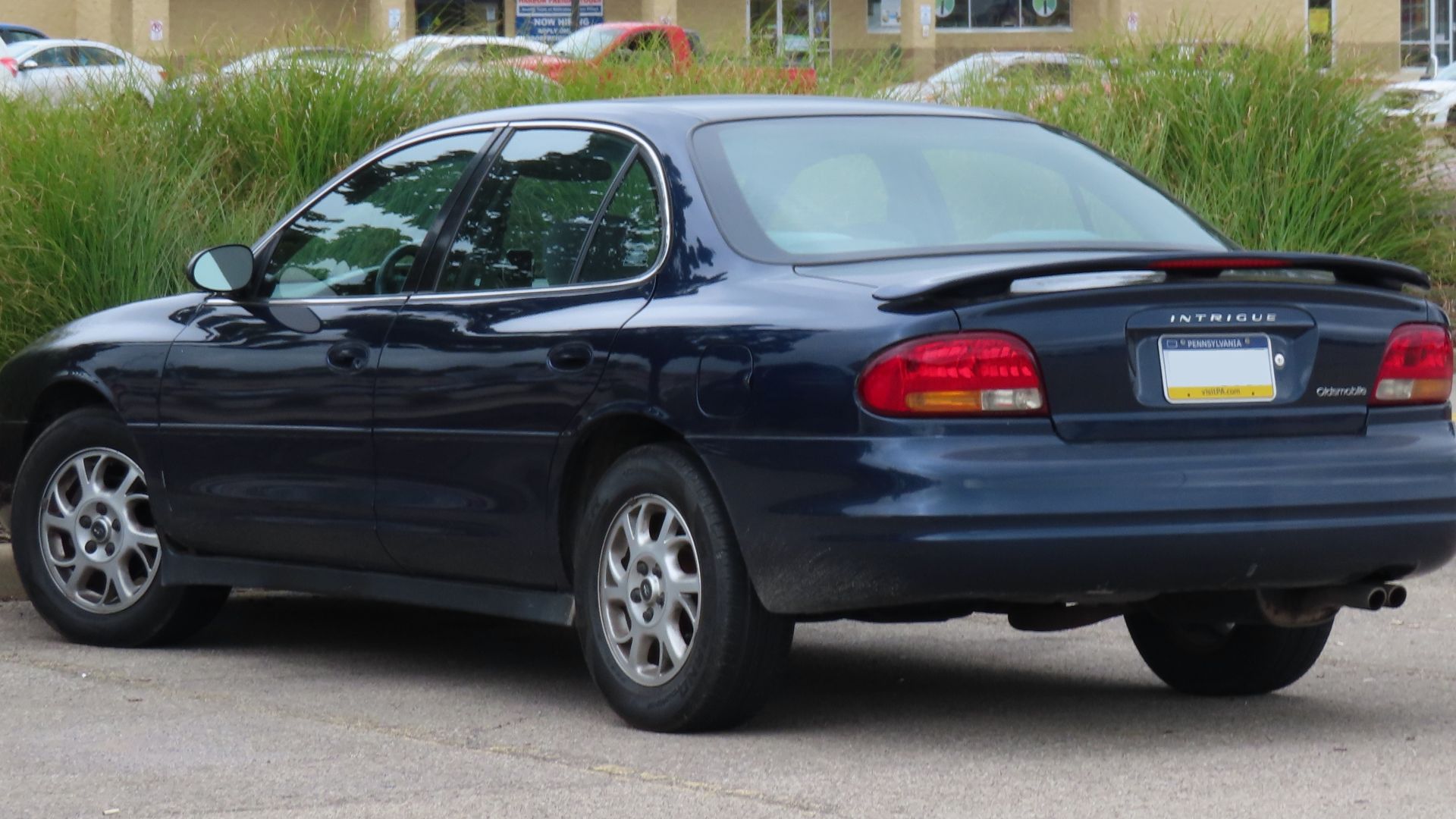 File:2001 Oldsmobile Intrigue GX, rear left, 09-06-2022.jpg