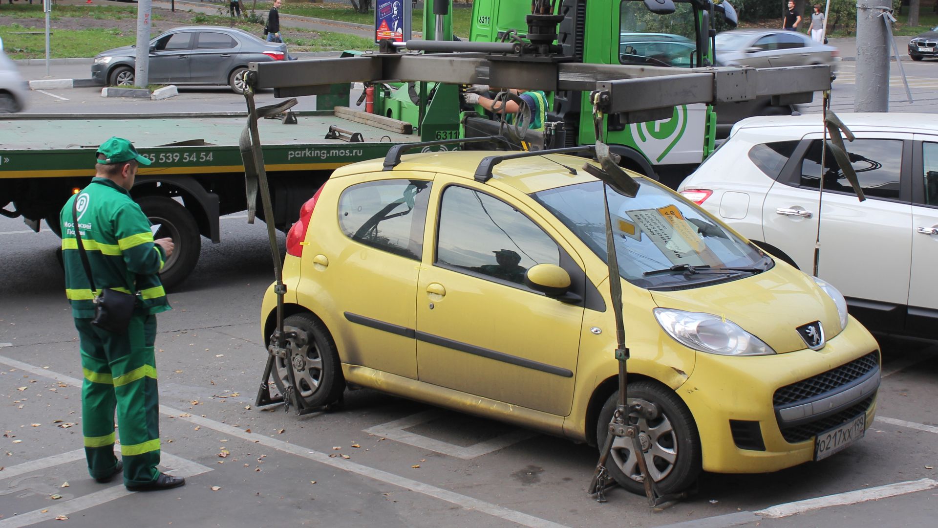 File:Tow truck in Moscow 03.jpg
