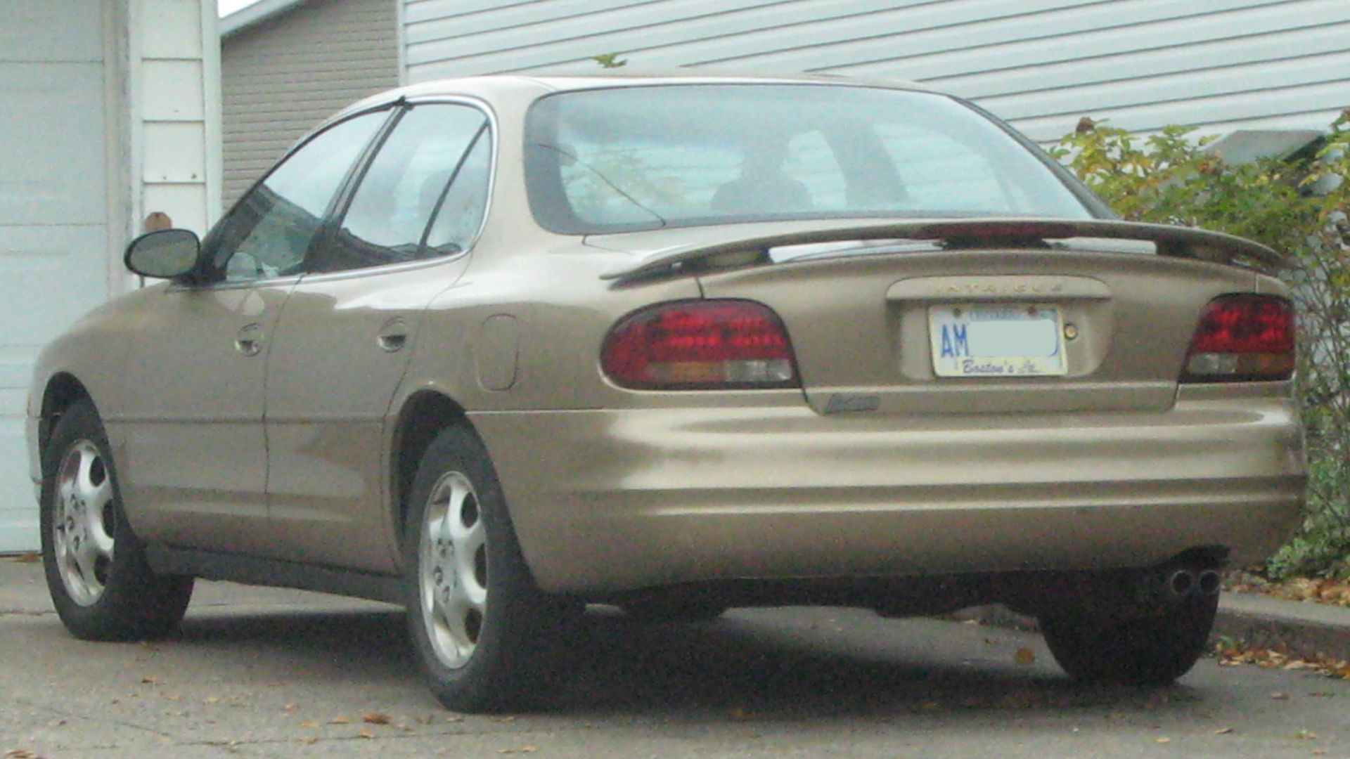 File:1998 Oldsmobile Intrigue, Rear Left, 10-28-2020.jpg