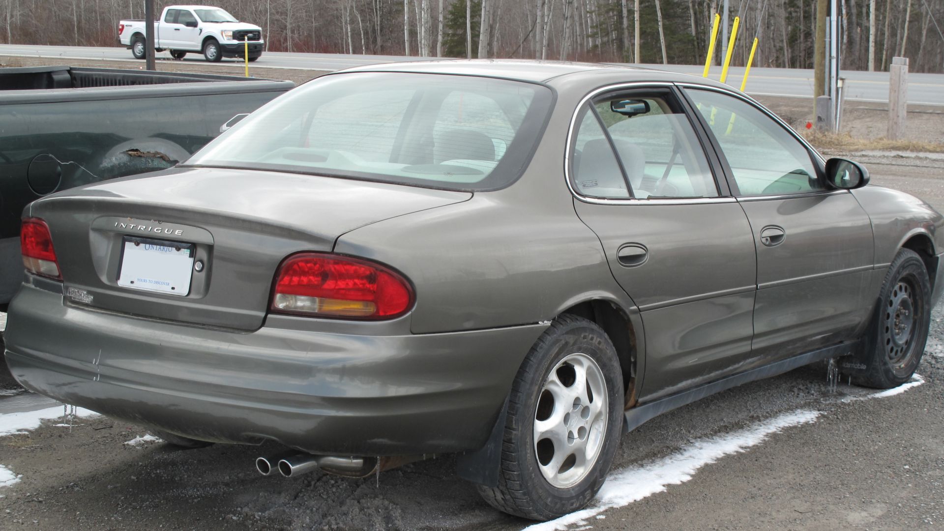 File:1998 Oldsmobile Intrigue in Bronzemist Metallic, Rear Right, 04-16-2022.jpg