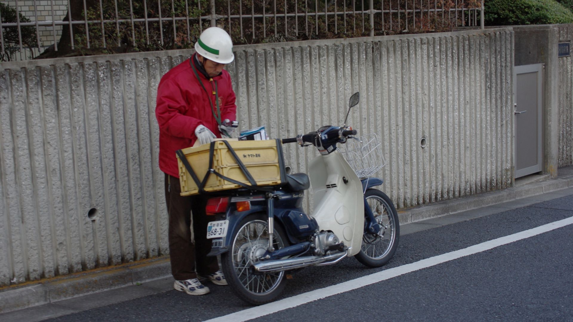 File:Honda Super Cub with yellow crate.jpg