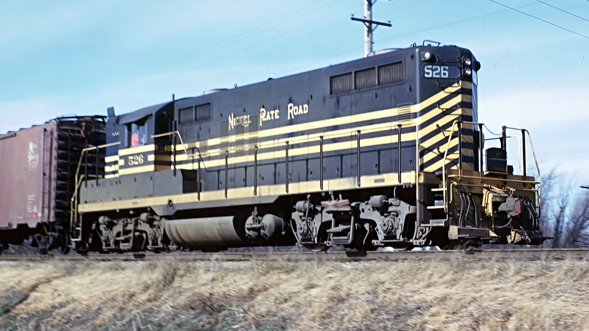 File:Nickel Plate Road (NKP) 526 (GP9) swtching way freight at Gibson City, IL on November 24, 1962 (21931045314).jpg