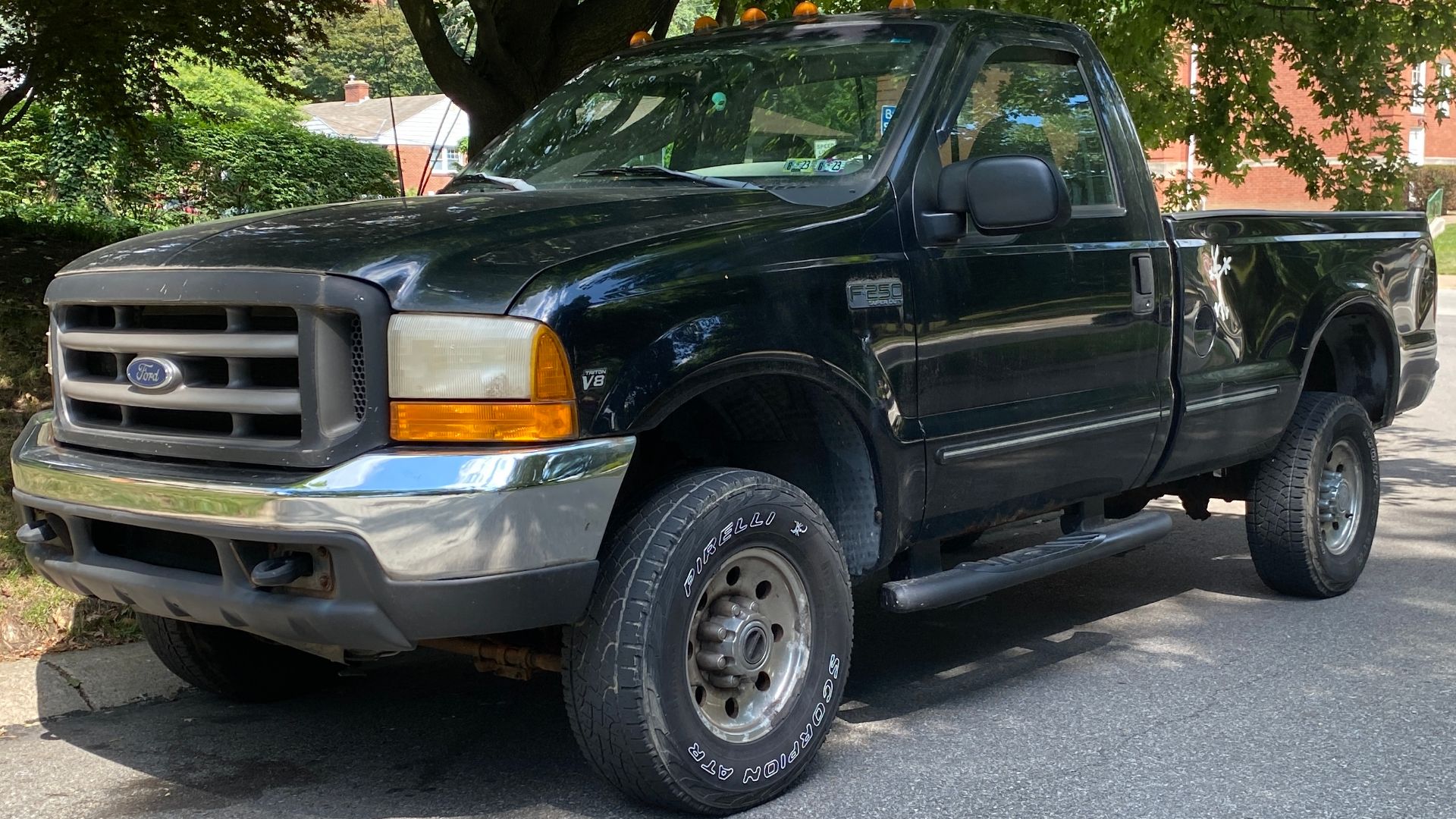 File:1999 Ford F-250 Super Duty in Black Clearcoat, front left, 07-22-2022.jpg