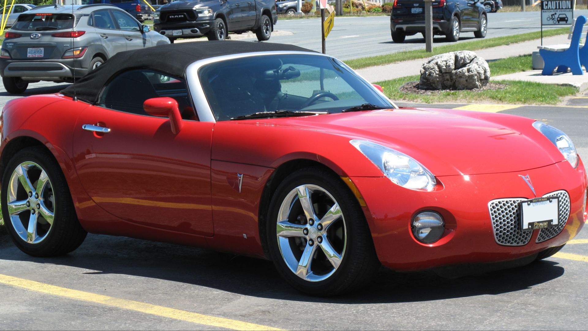 File:2006 Pontiac Solstice in Aggressive, Front Right, 06-12-2022.jpg