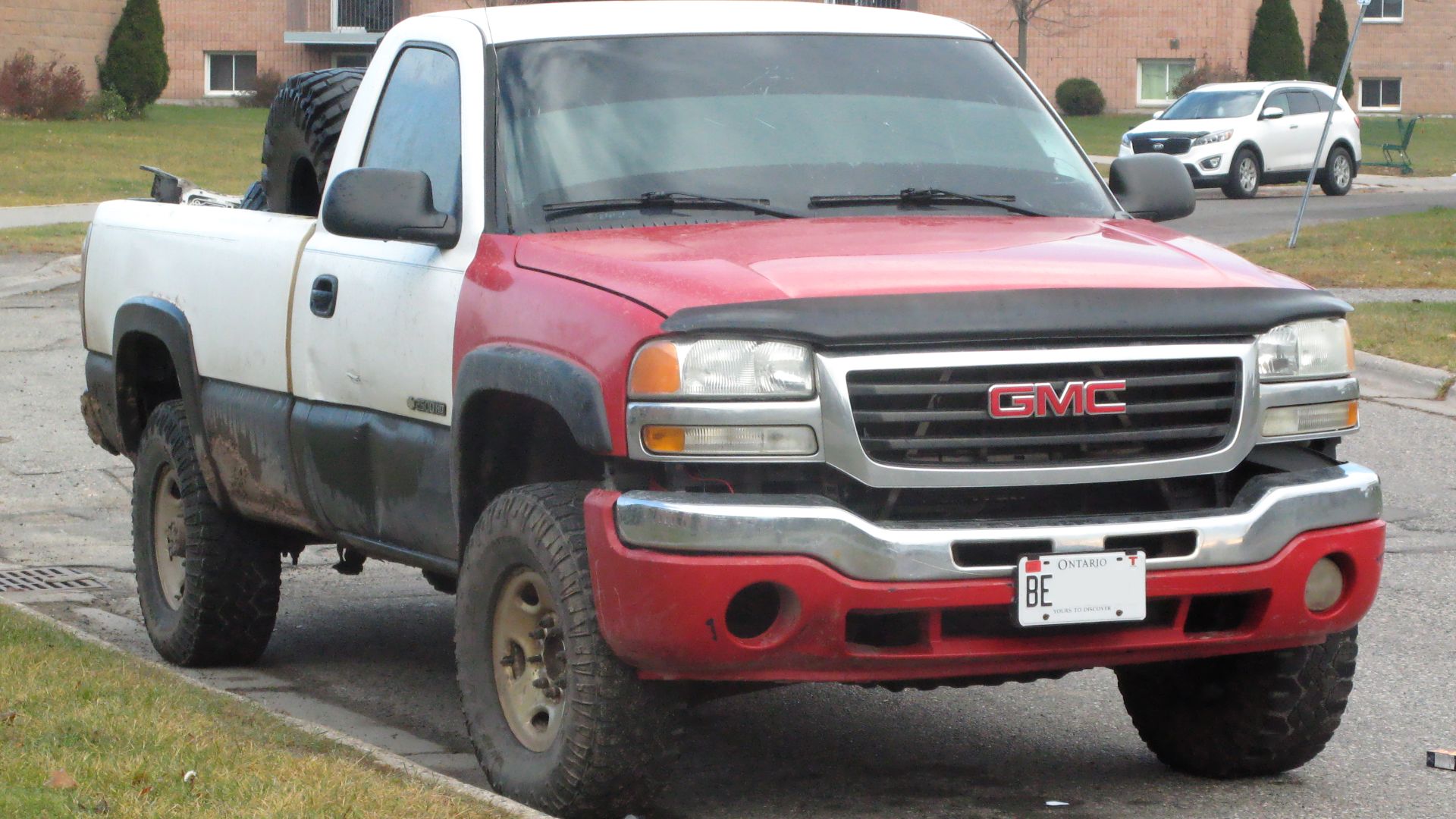File:2007 Chevrolet Silverado C2500HD, Front Right, 11-05-2020.jpg