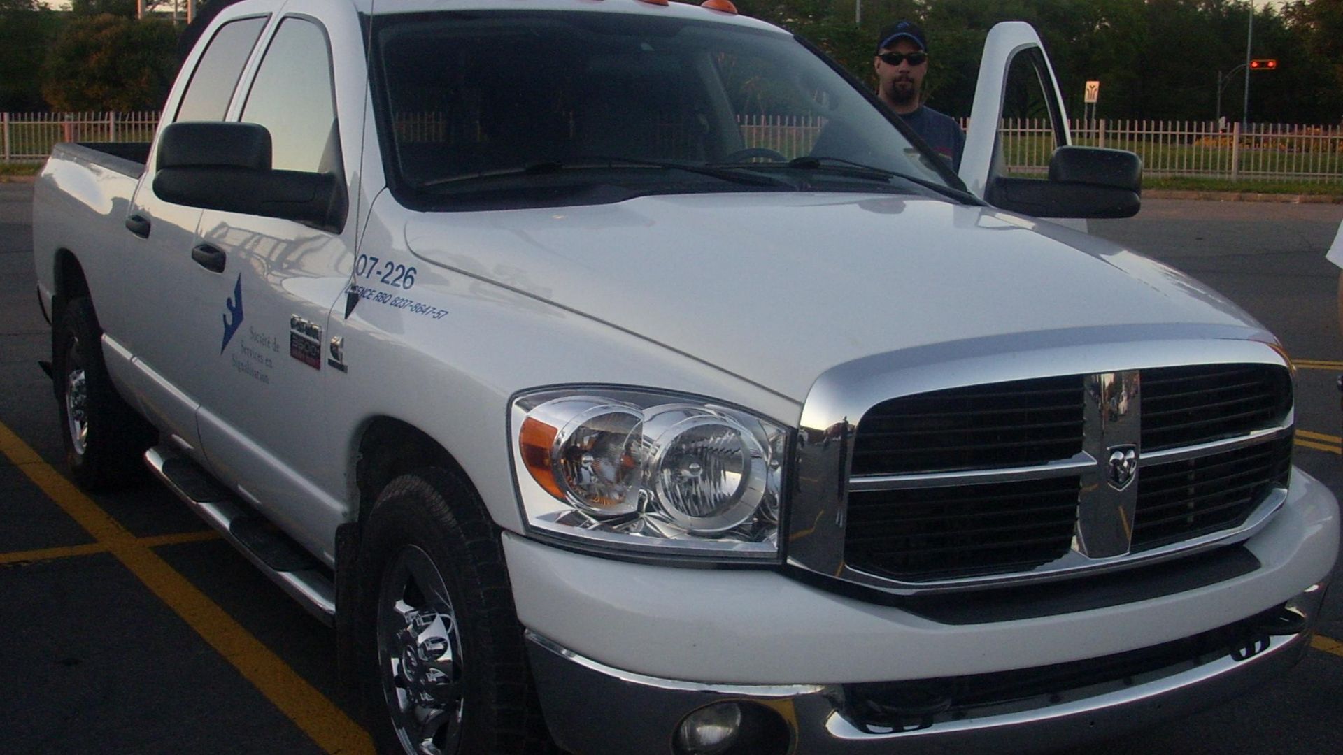 File:'06-'08 Dodge Ram 3500 Crew Cab.JPG