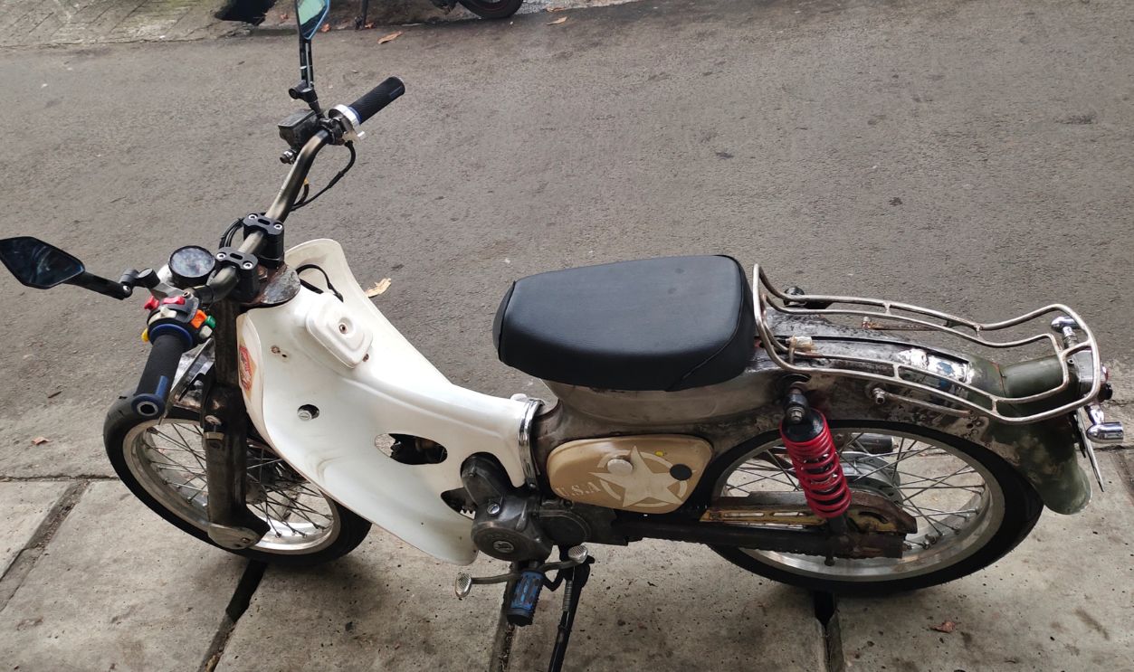 Cijantung,Indonesia-Mei 29,2025 Customized classic Honda Super or street Cub motorcycle,with a vintage aesthetic and modified features,parked on urban pavement.Ideal for retro and motorcycle themes