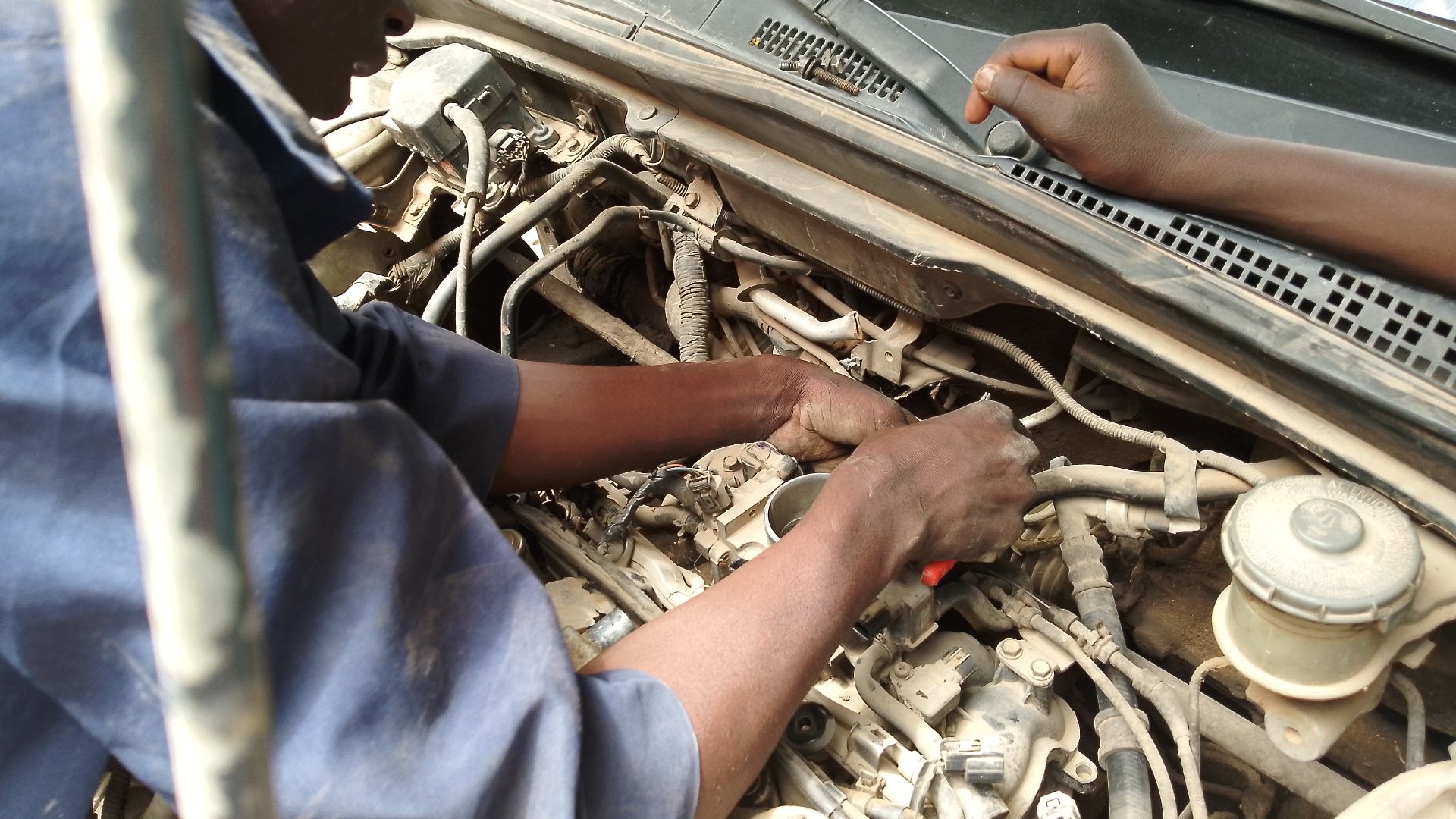 File:Mechanic repairing car engine.jpg