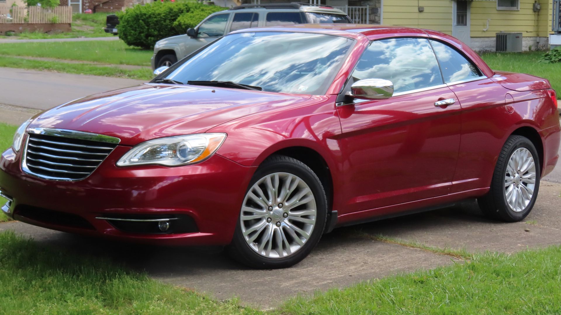 File:2013 Chrysler 200 Limited convertible, front left, 05-08-2024.jpg
