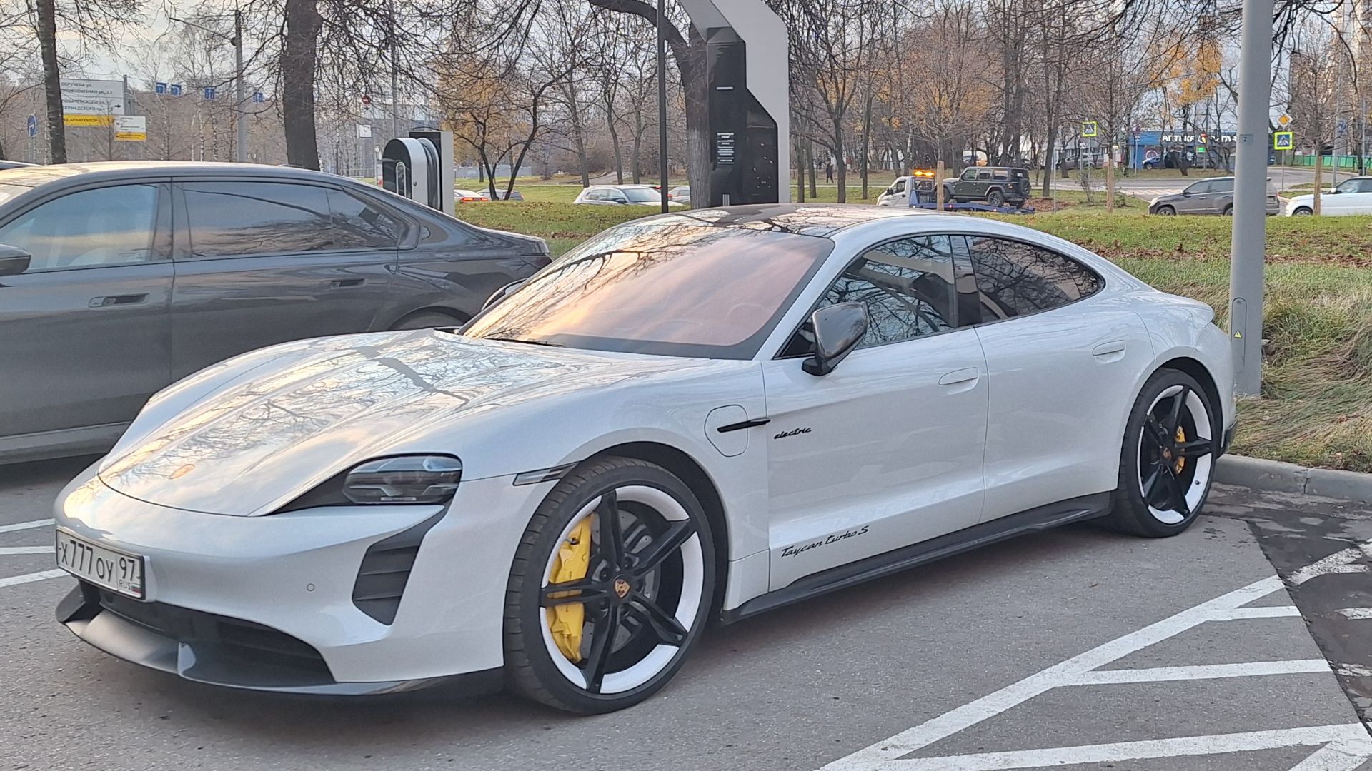 File:Porsche Taycan turbo S.jpg