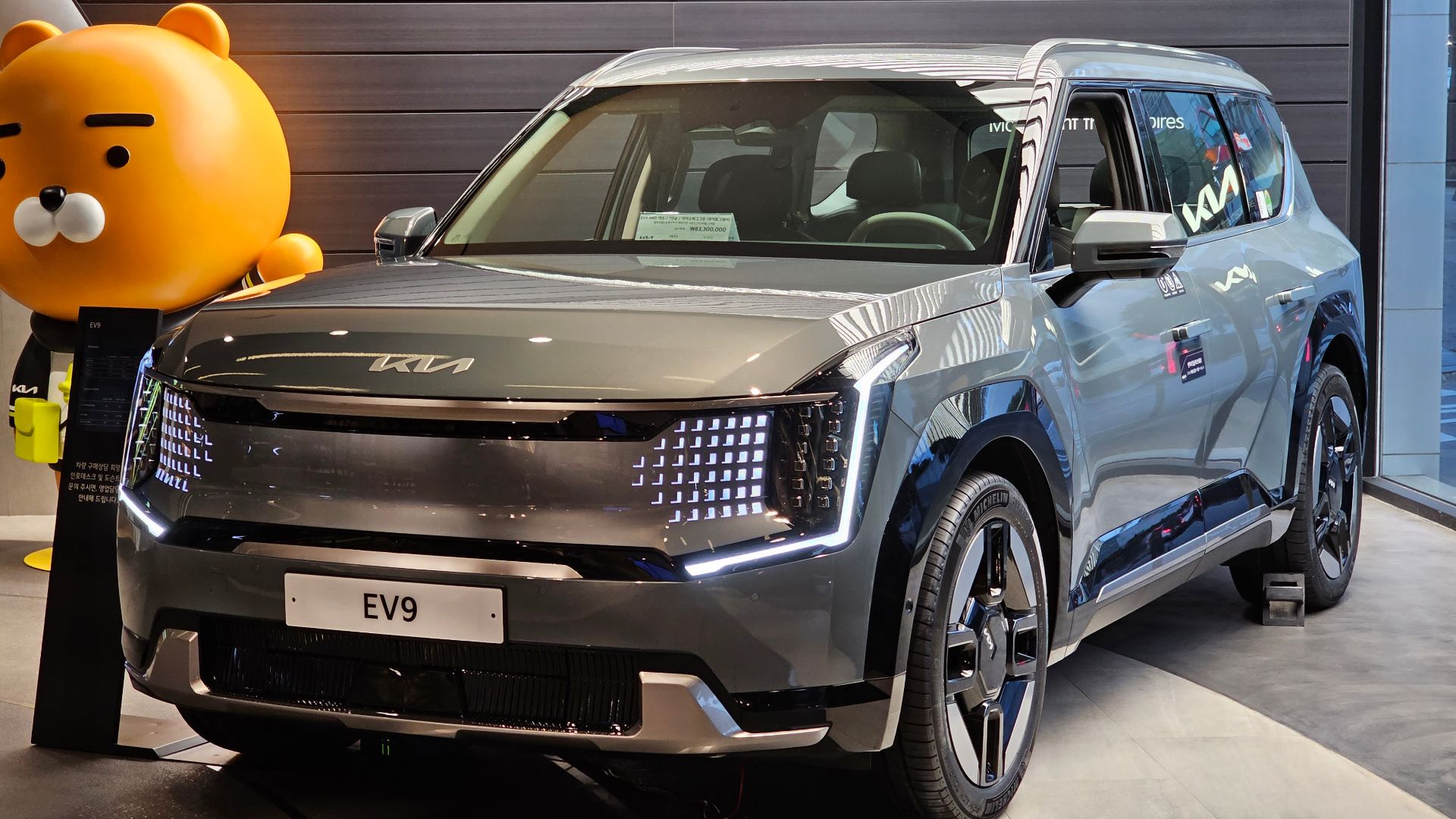 Iceberg Green Kia EV9 4WD Earth MV1 Electric SUV at Kia 360.