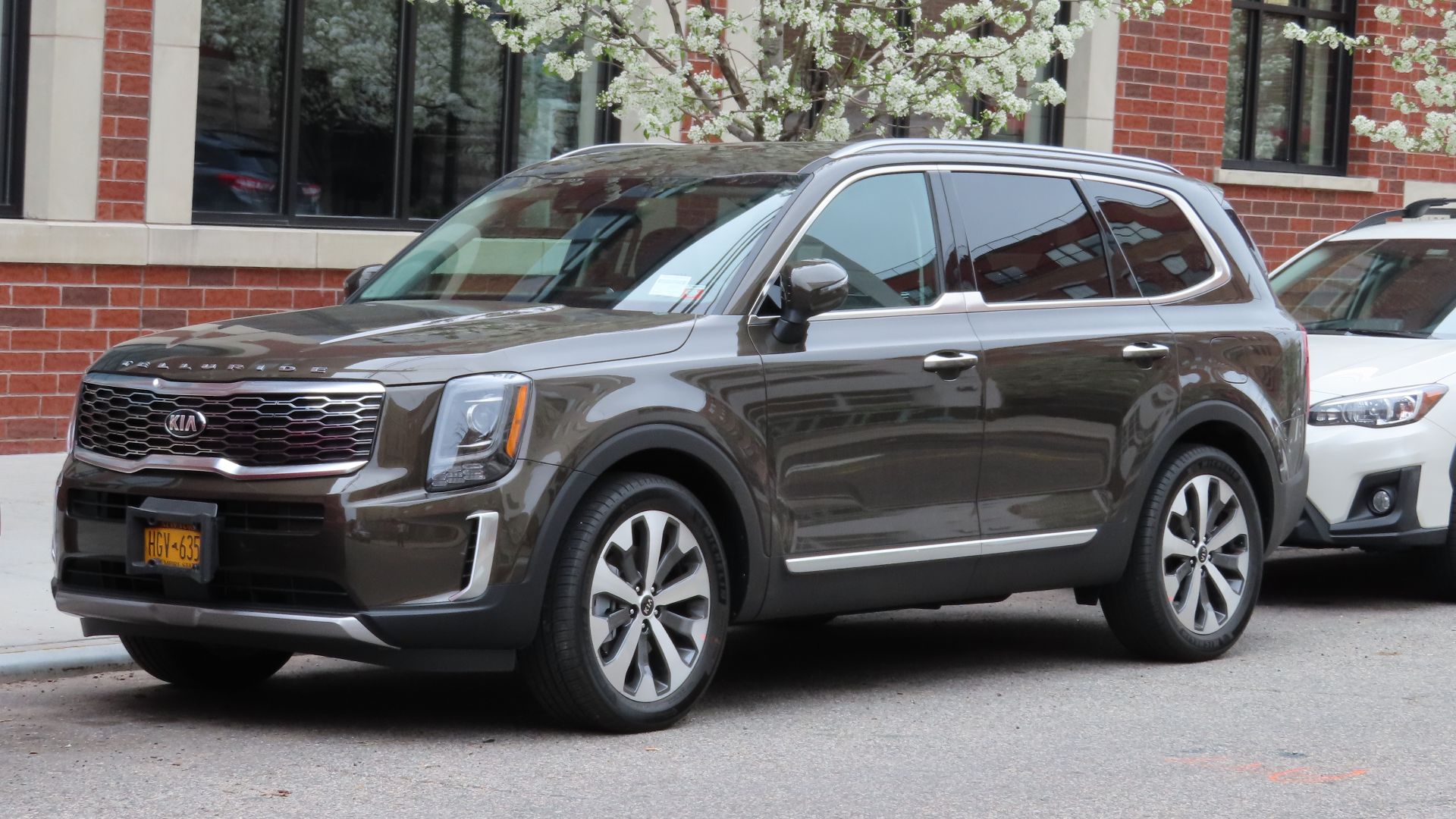 This is the first Telluride I've spotted. Decent first impression, particularly from the front end. The Telluride is Kia's largest ever SUV, with seating for up to 8. It starts at a little over $30k and, like an increasingly large number of Kias, is built in Georgia.