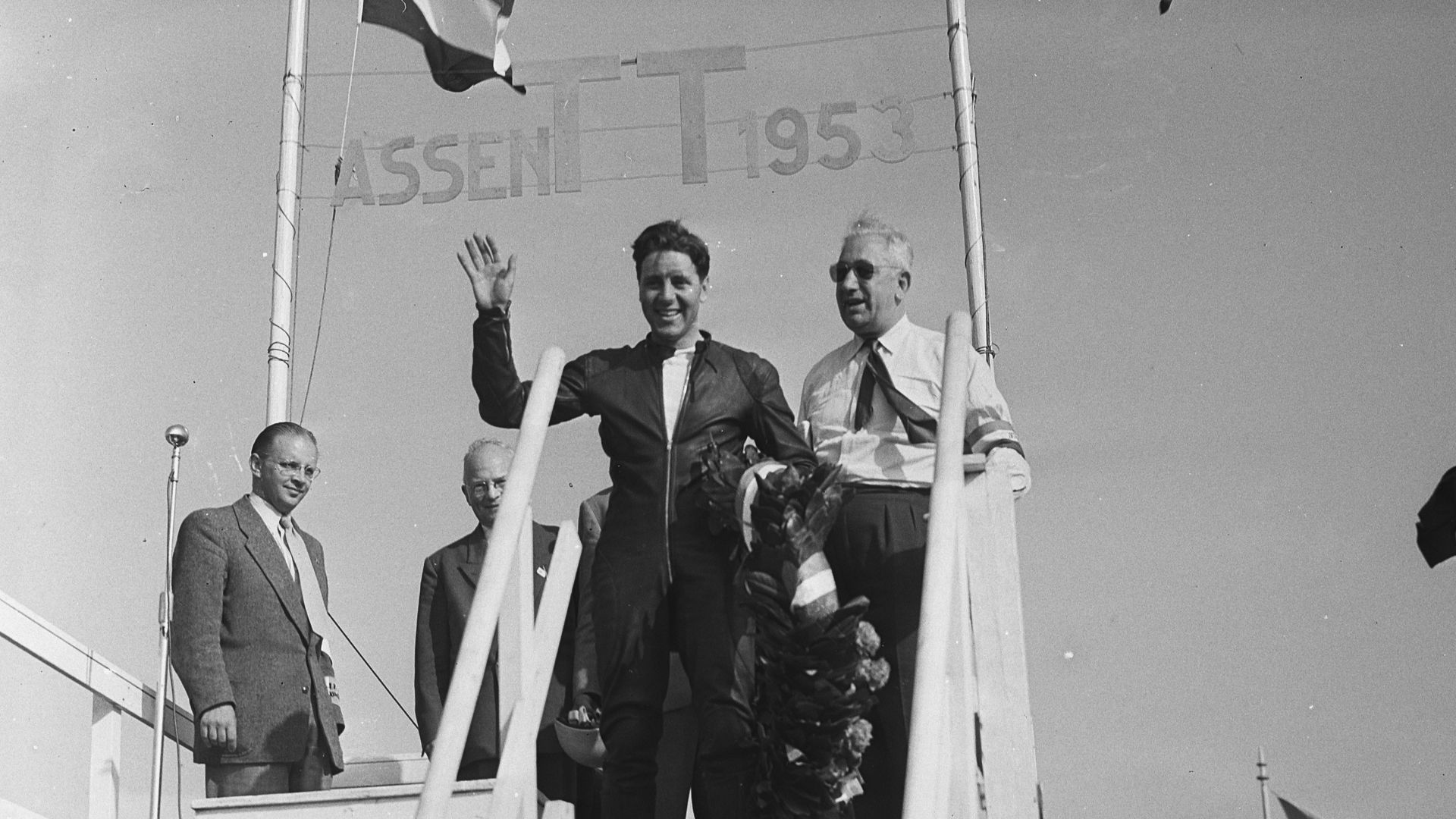 Collectie / Archief : Fotocollectie Anefo
Reportage / Serie : TT Assen 1953
Beschrijving : Geoff Duke, winnaar 500cc, tijdens huldiging op podium
Datum : 28 juni 1953
Locatie : Assen
Trefwoorden : motorsport
Persoonsnaam : Duke, Geoff
Instellingsnaam : TT
Fotograaf : Bilsen, Joop van / Anefo
Auteursrechthebbende : Nationaal Archief 
Materiaalsoort : Glasnegatief
Nummer archiefinventaris : bekijk toegang 2.24.01.09

Bestanddeelnummer : 905-8059