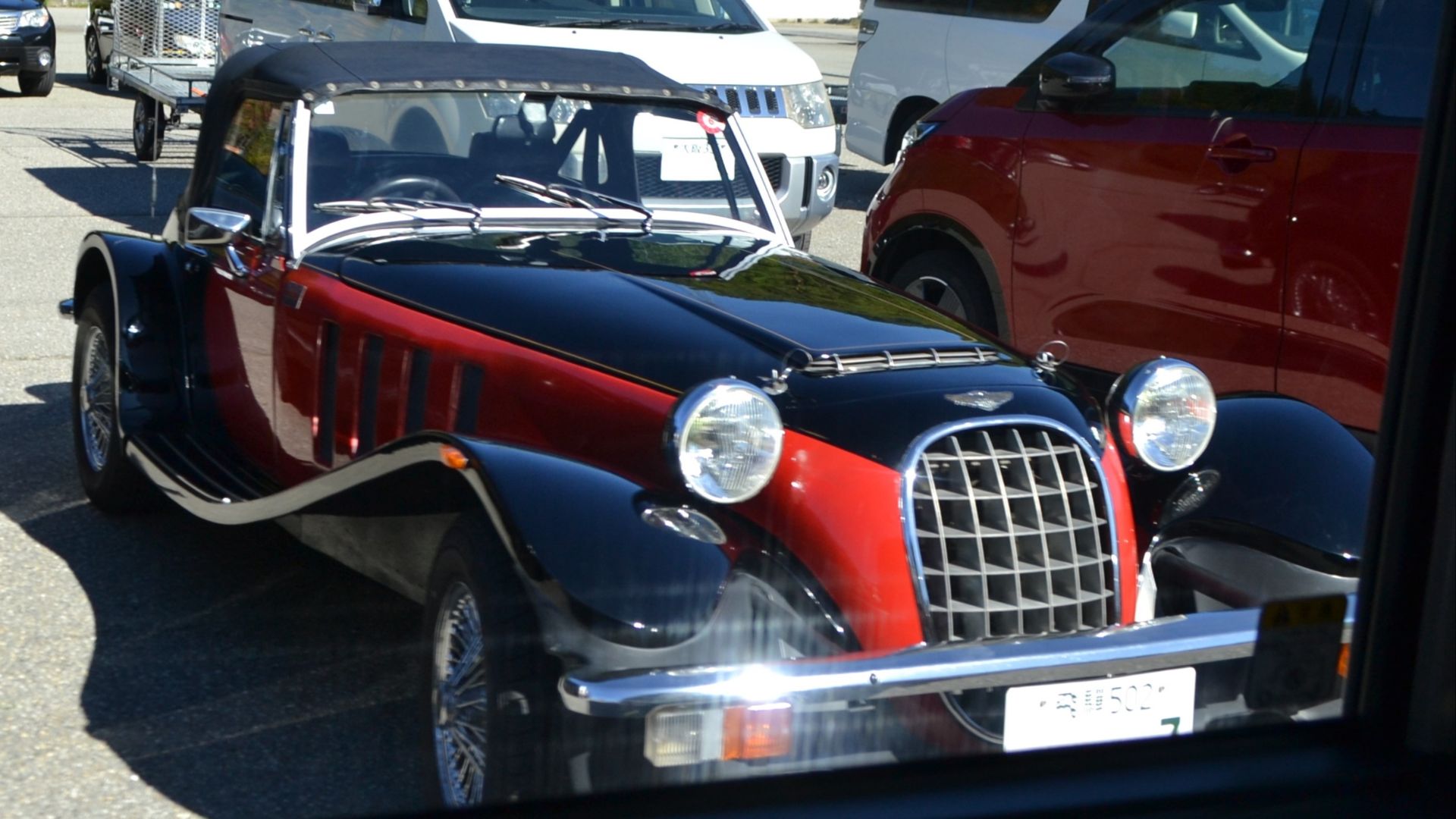 c/n unknown. This is 2-door roadster. Parked at parking of Michinoeki MontDeus Hida Kuraiyama, Ichinomiyamachi, Takayama, Gifu. 22nd October 2023