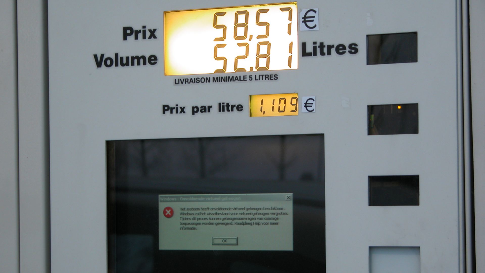 Defective gas station pump screen in Velizy, France