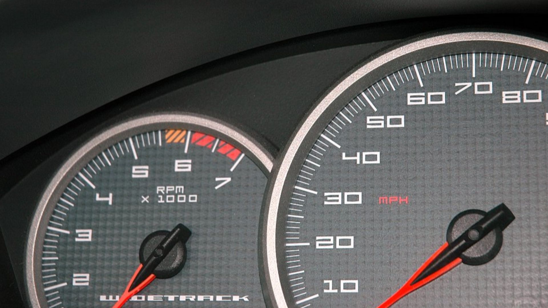 Un tacómetru (a manzorga) y un velocímetru (a mandrecha)