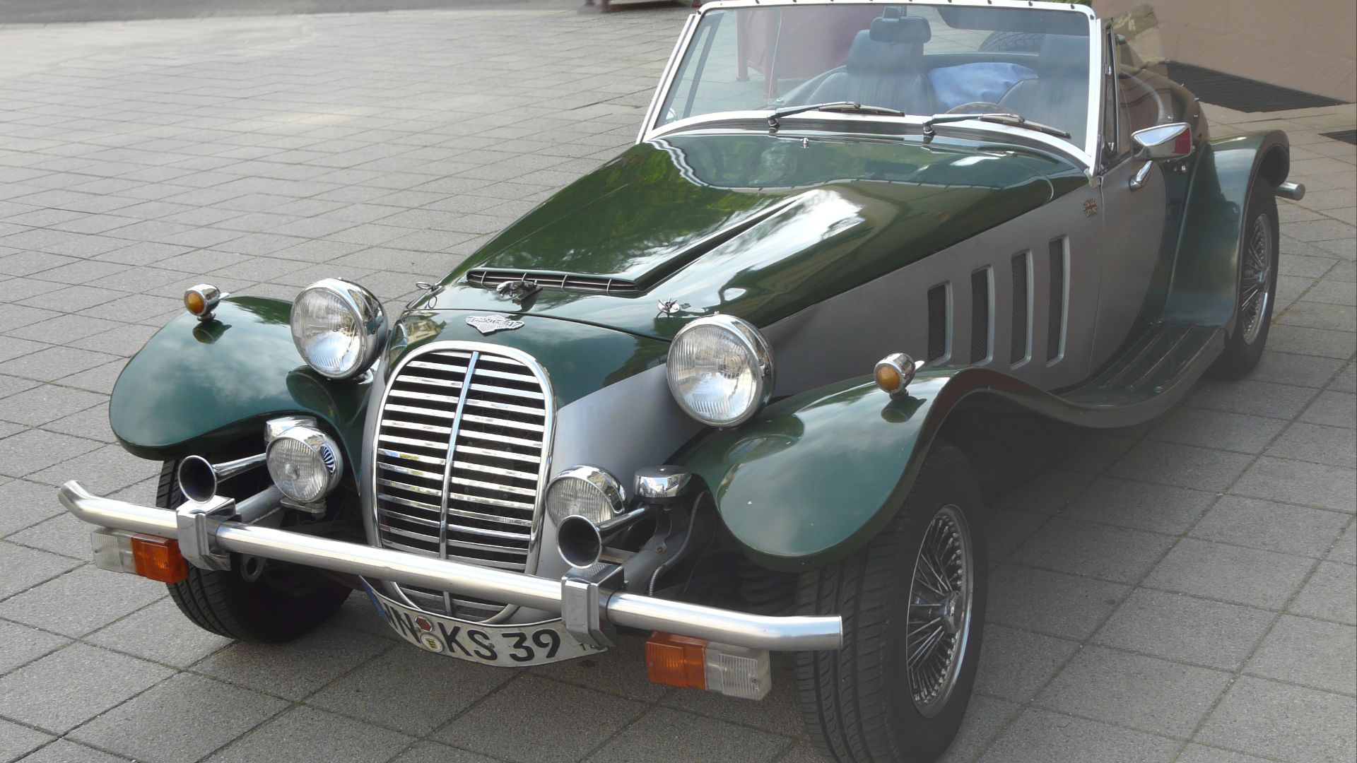 Bildinhalt: Grün-grauer Panther Lima vor dem Brenners, von vorne links
Aufnahmeort: Baden-Baden, Deutschland