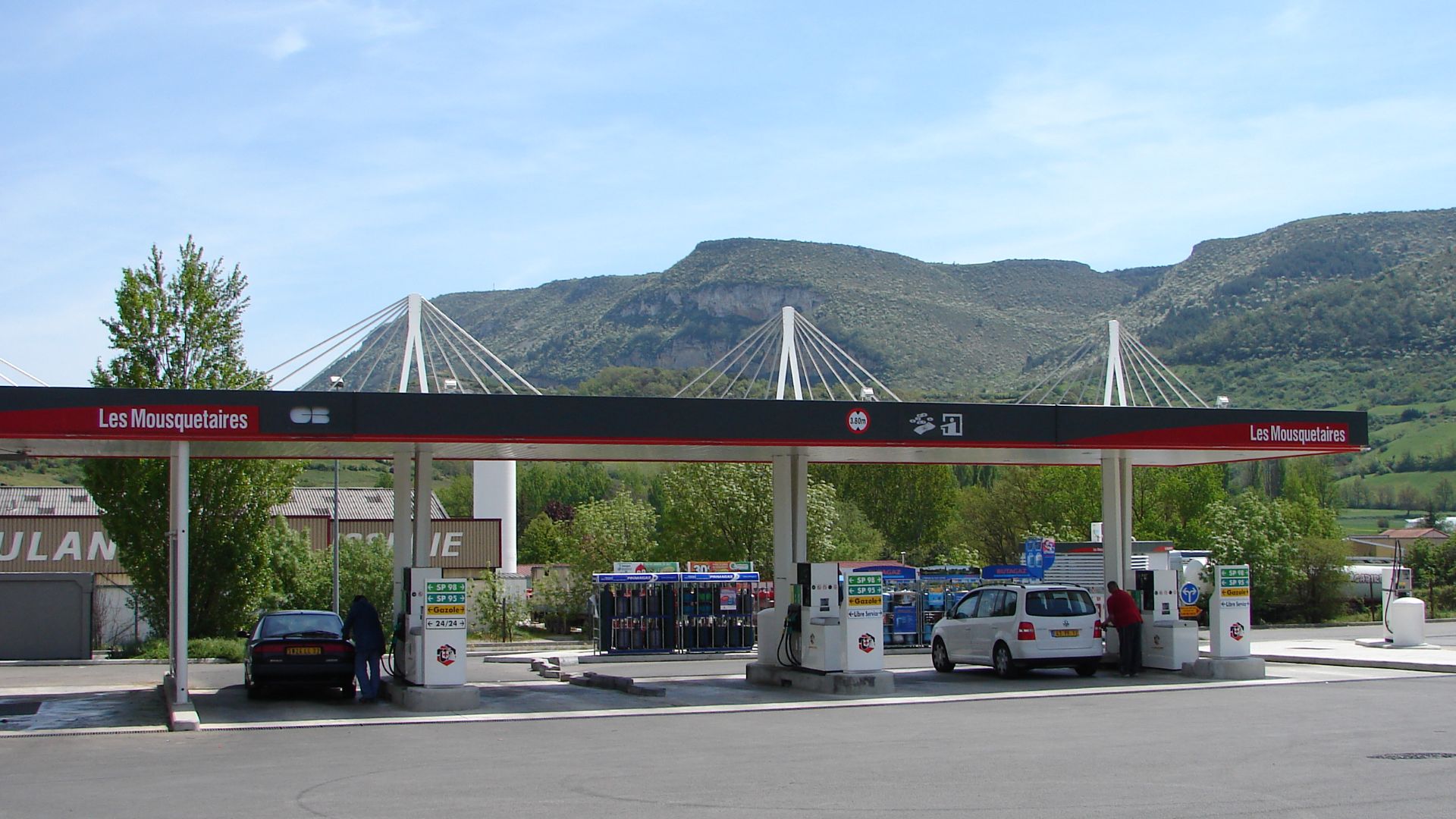 Gas station in Millau, with its design inspired by the nearby Millau Viaduct
