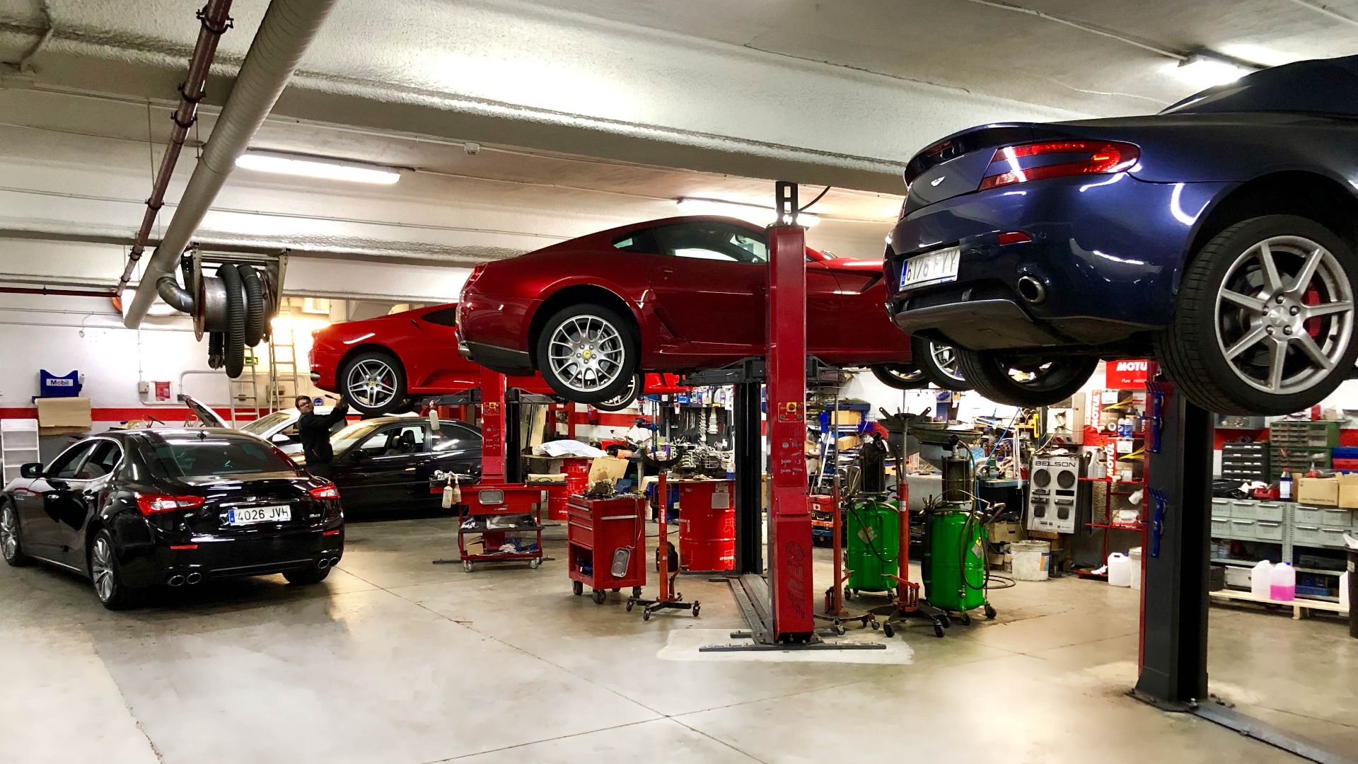 fotografía de un taller de segunda mano, distribución con permiso del propietario siempre que se introduzca enlace a la web del mismo:
 https://arguelles-automoviles.com/coches-segunda-mano en Madrid.