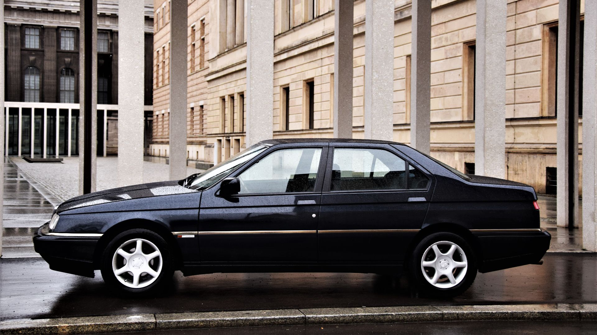 Alfa Romeo 164 Super 2.0 Twin Spark (1997) with non-works OZ wheels in front of James-Simon-Galerie in Berlin, Germany