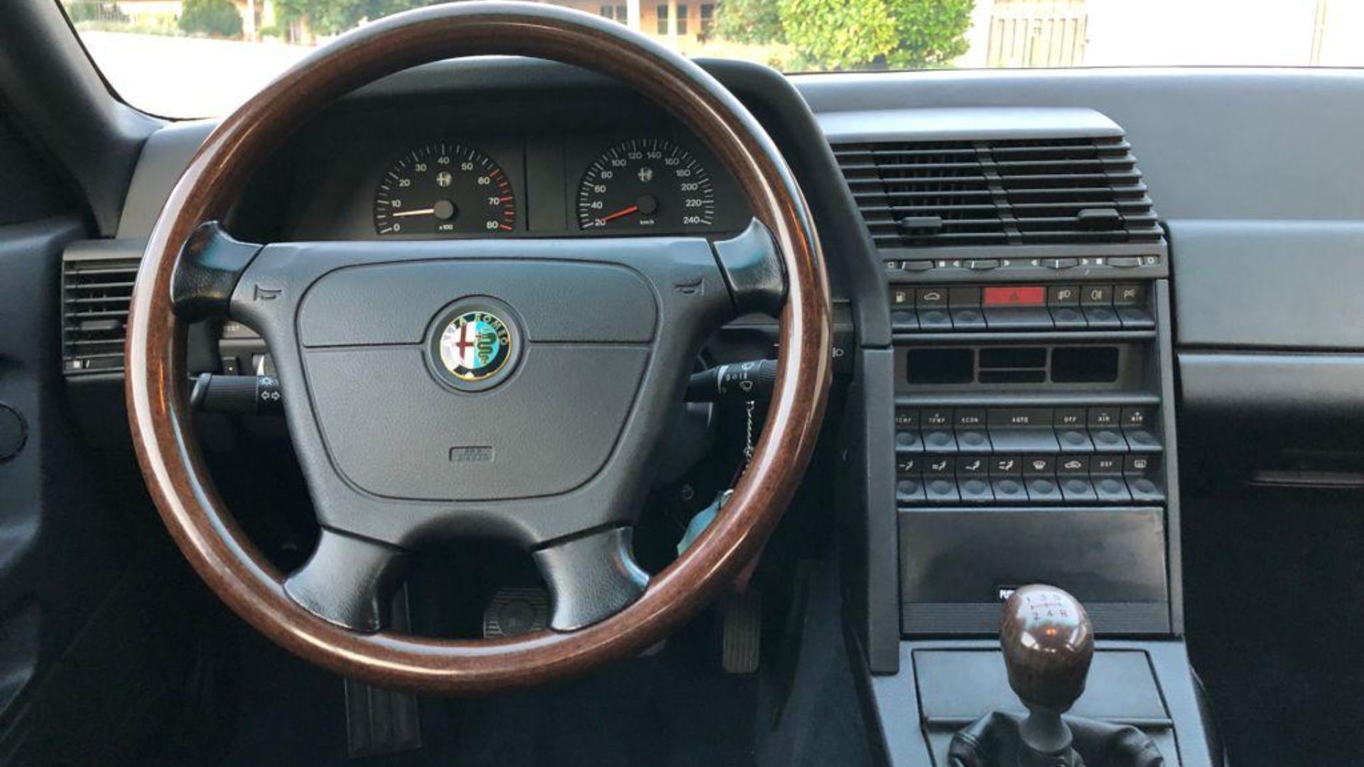 Alfa Romeo 164 Super 2.0 Twin Spark (1997), dash with factory wooden steering wheel and gearshift know