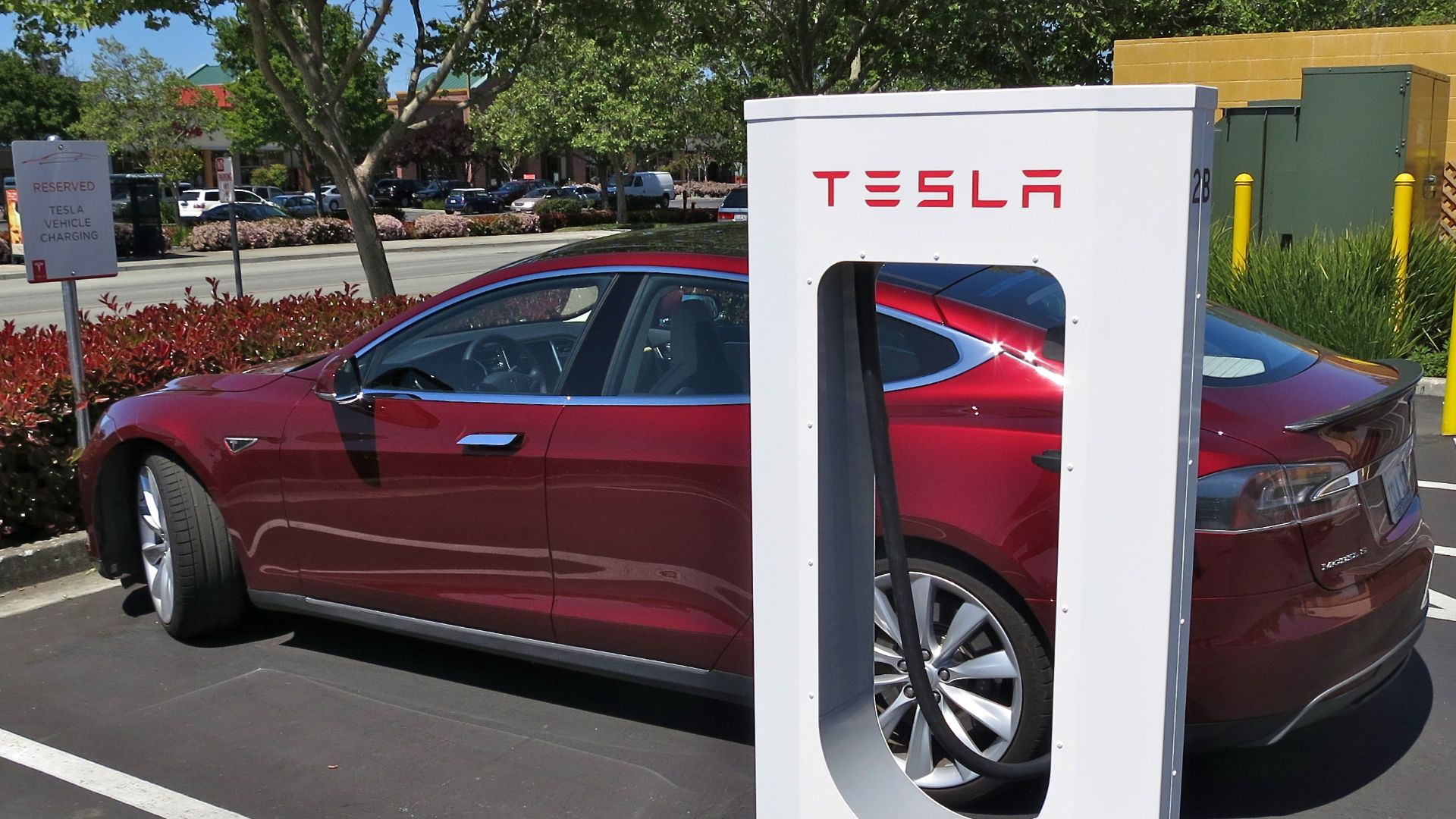 Tesla Model S charging at Gilroy, California, DC rapid-charging station (Supercharger Network).