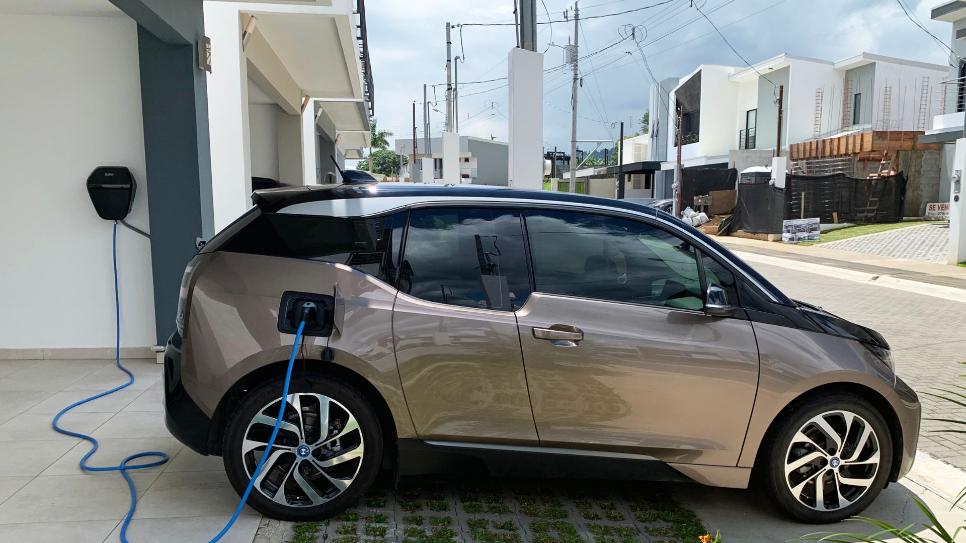 BMW i3 charging at a residential 220-240V (L2) wallbox. Tres Ríos, Costa Rica