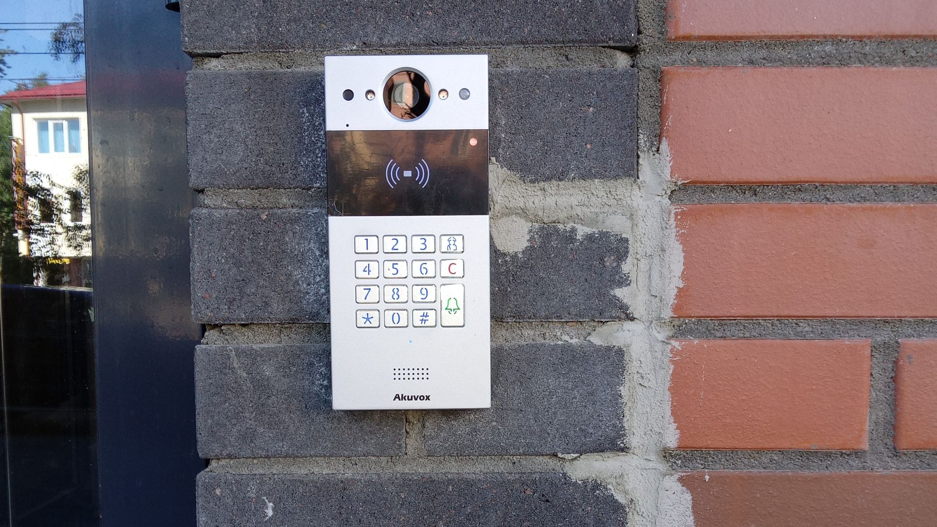 Видеодомофон Akuvox и электропроводка, проложенная в зазорах кирпичей