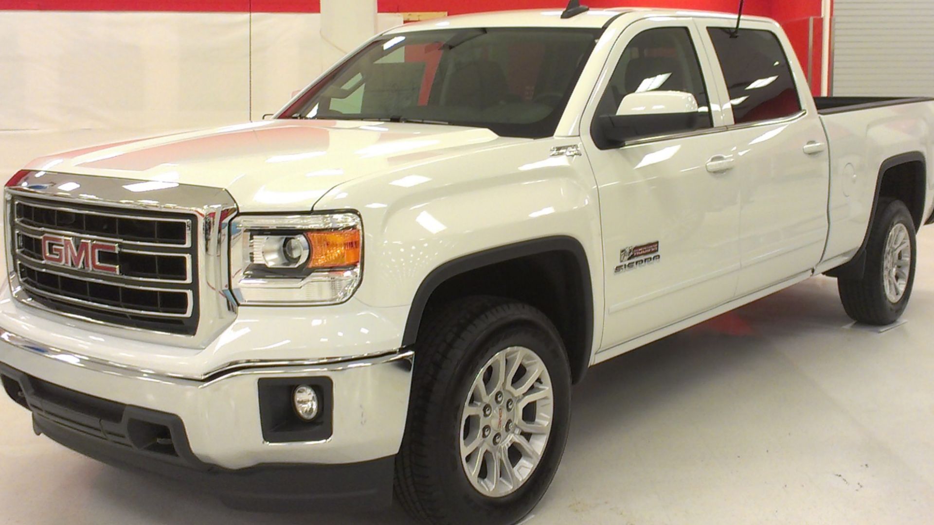English: 2016 GMC Sierra 1500 photographed in Montreal, Quebec, Canada at the Carrefour Angrignon auto show that was located where Target was.

Français: Ma photo d'un GMC Sierra 1500 de 2016, à Montréal, Québec, Canada dans un salon auto de Carrefour Angrignon (l'ancien Target).
