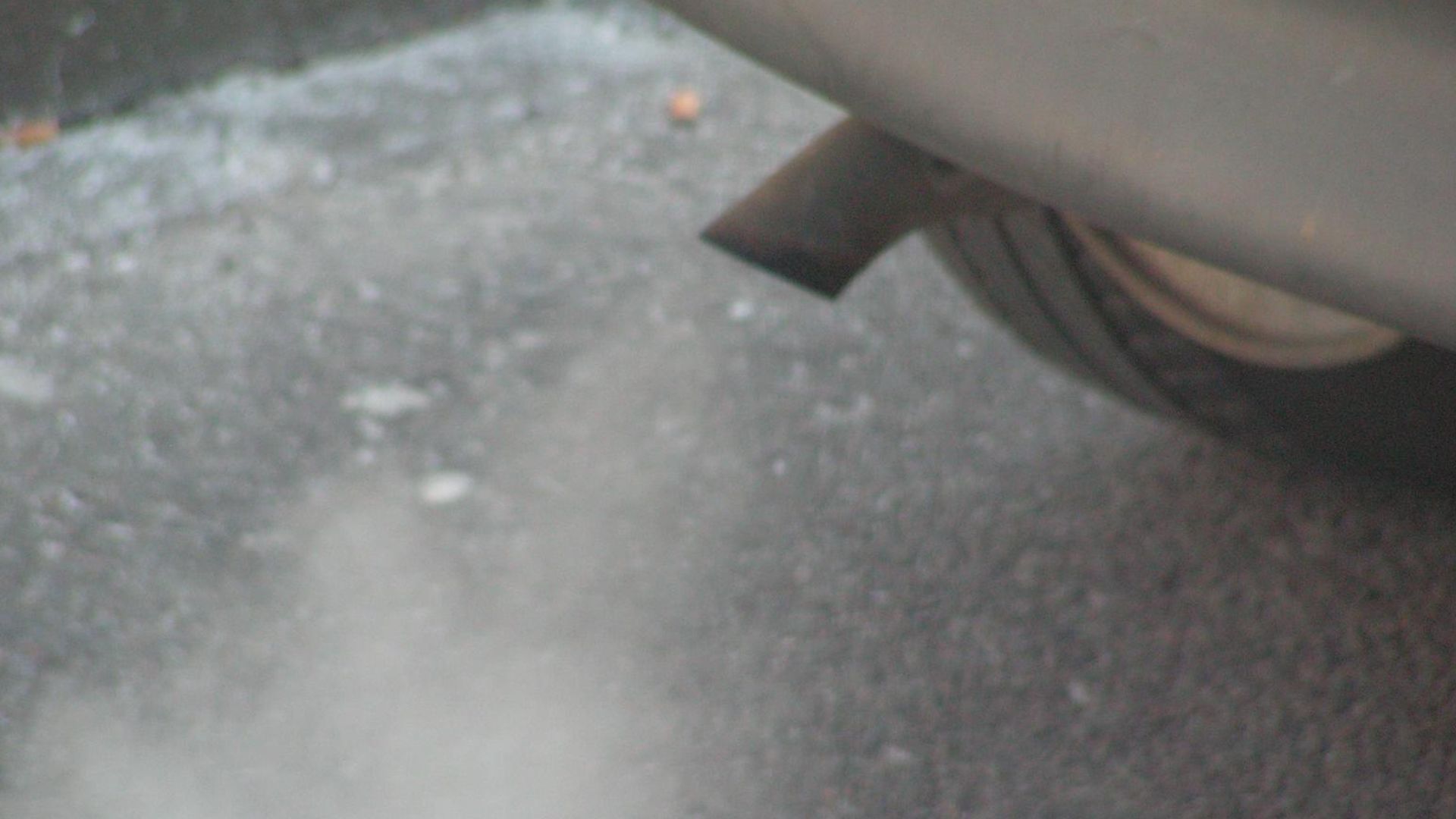 ُيستخدم بخار الماء الصادر من عادم السيارة عند برودة المحرك عادةً كرمزٍ للانبعاثات الملوثة الناجمة من السيارات، وغالبا ما يكون حمضيًا ويرتبطُ بملوثات غازية متنوعة (المركبات العضوية المتطايرة) أو الجسيمات.