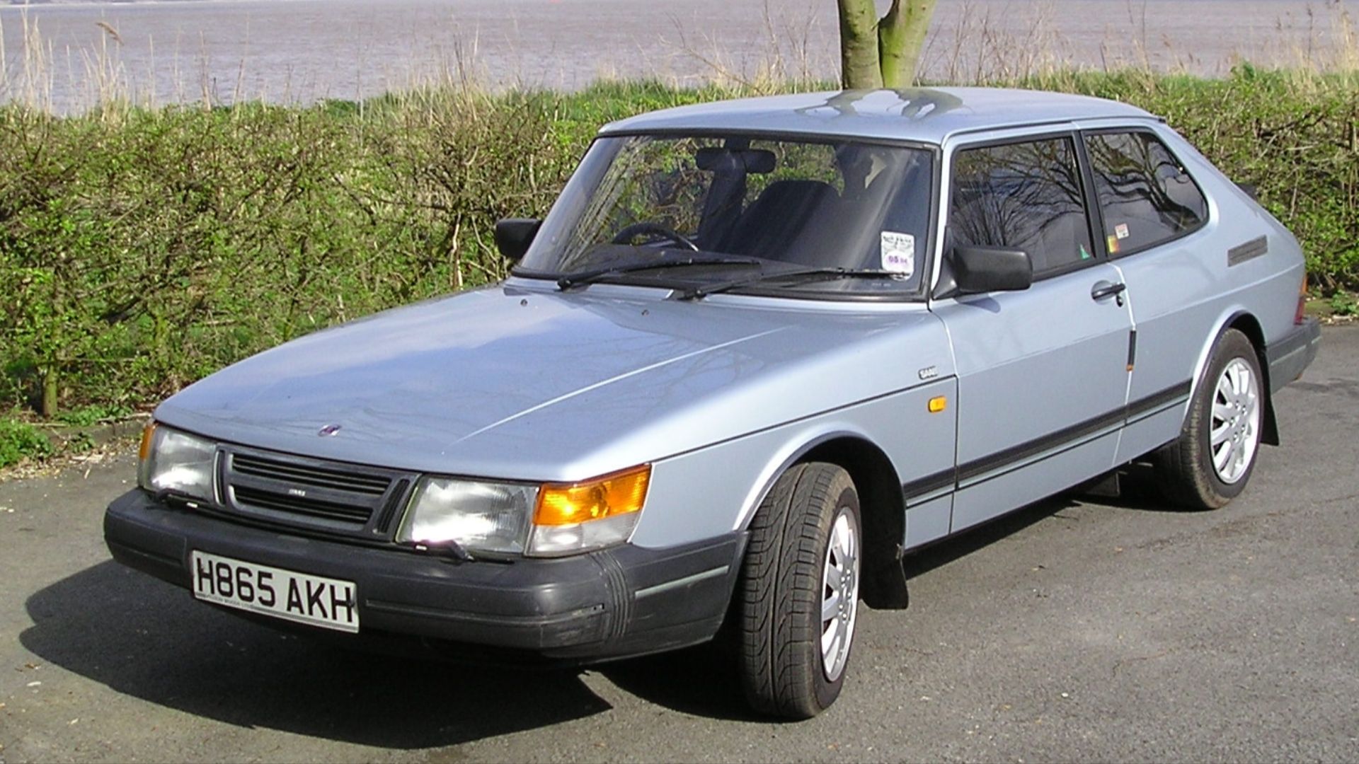 Crop of File:Saab 900 GLE (2).jpg