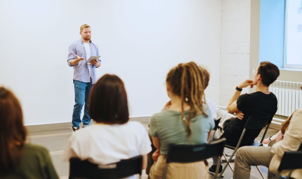 Man Wearing Gray Dress Shirt and Blue Jeans
