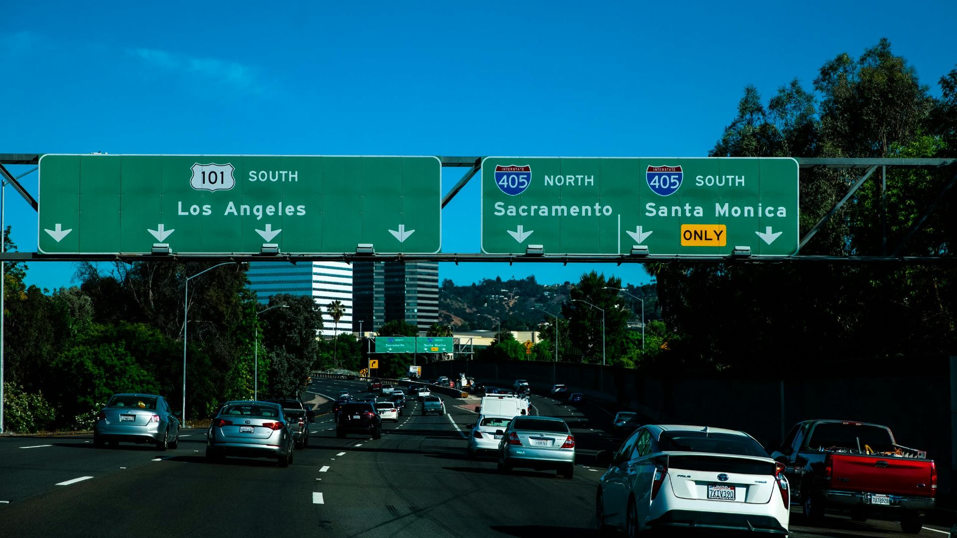 View of Highway 101 South with cars and clear signages towards Los Angeles and Santa Monica.