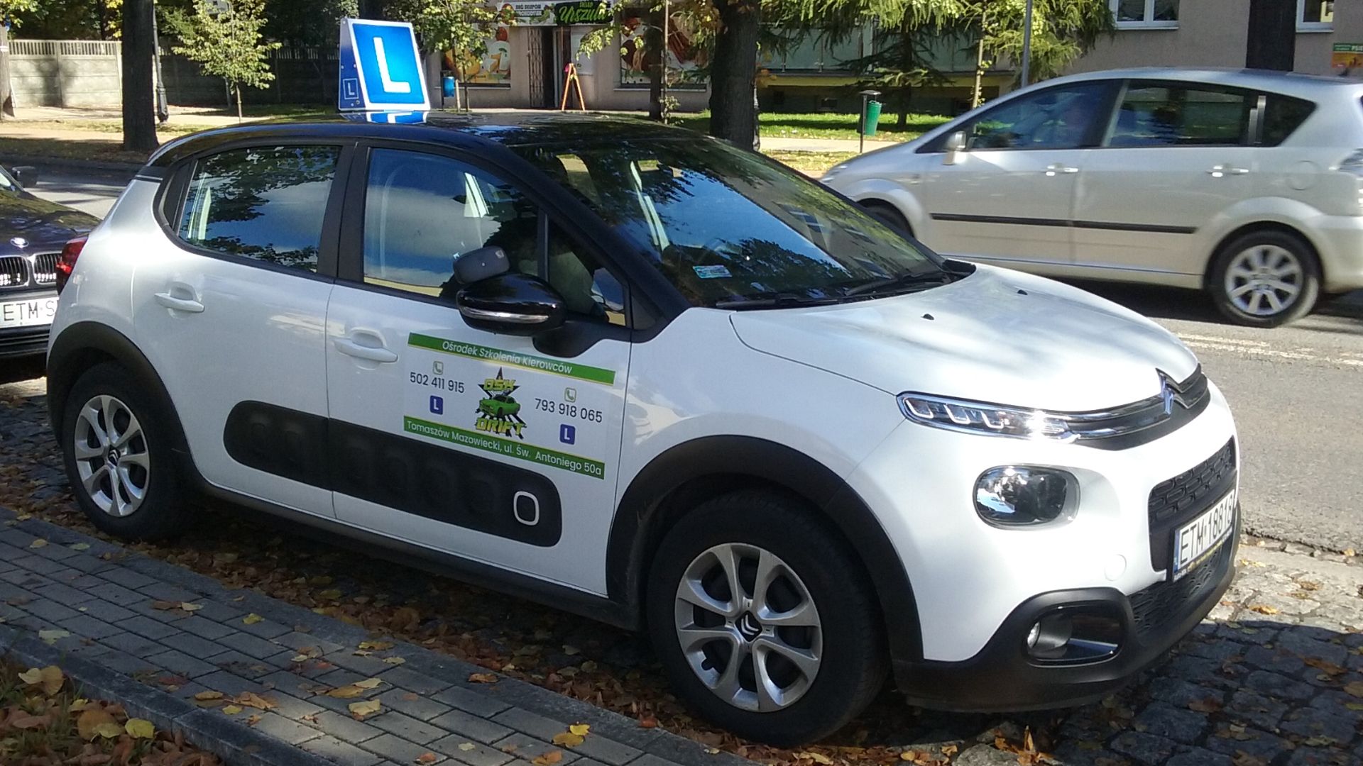 Samochód szkoleniowy jednej ze szkół nauki jazdy w Tomaszowie Mazowieckim, woj. łódzkie