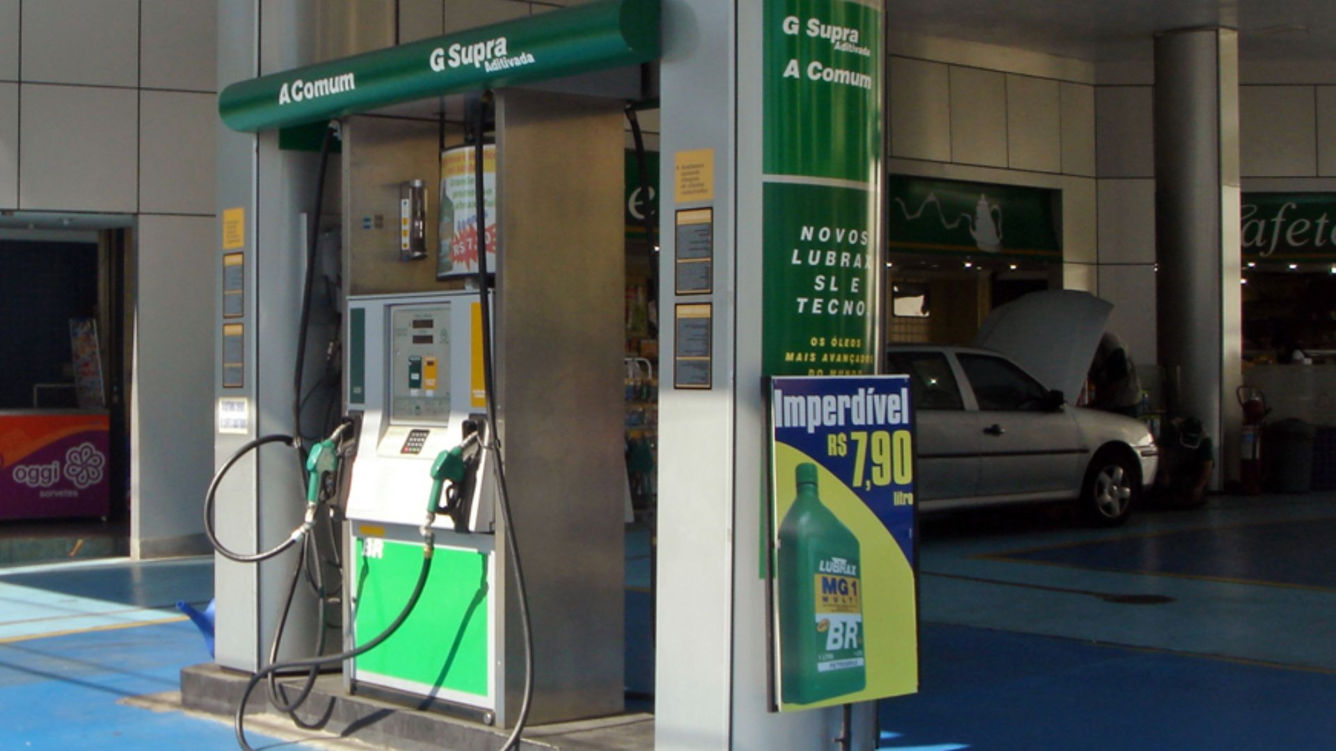 Dual-fuel gas station at Sao Paulo, Brazil. Alcohol (ethanol) and G gasoline