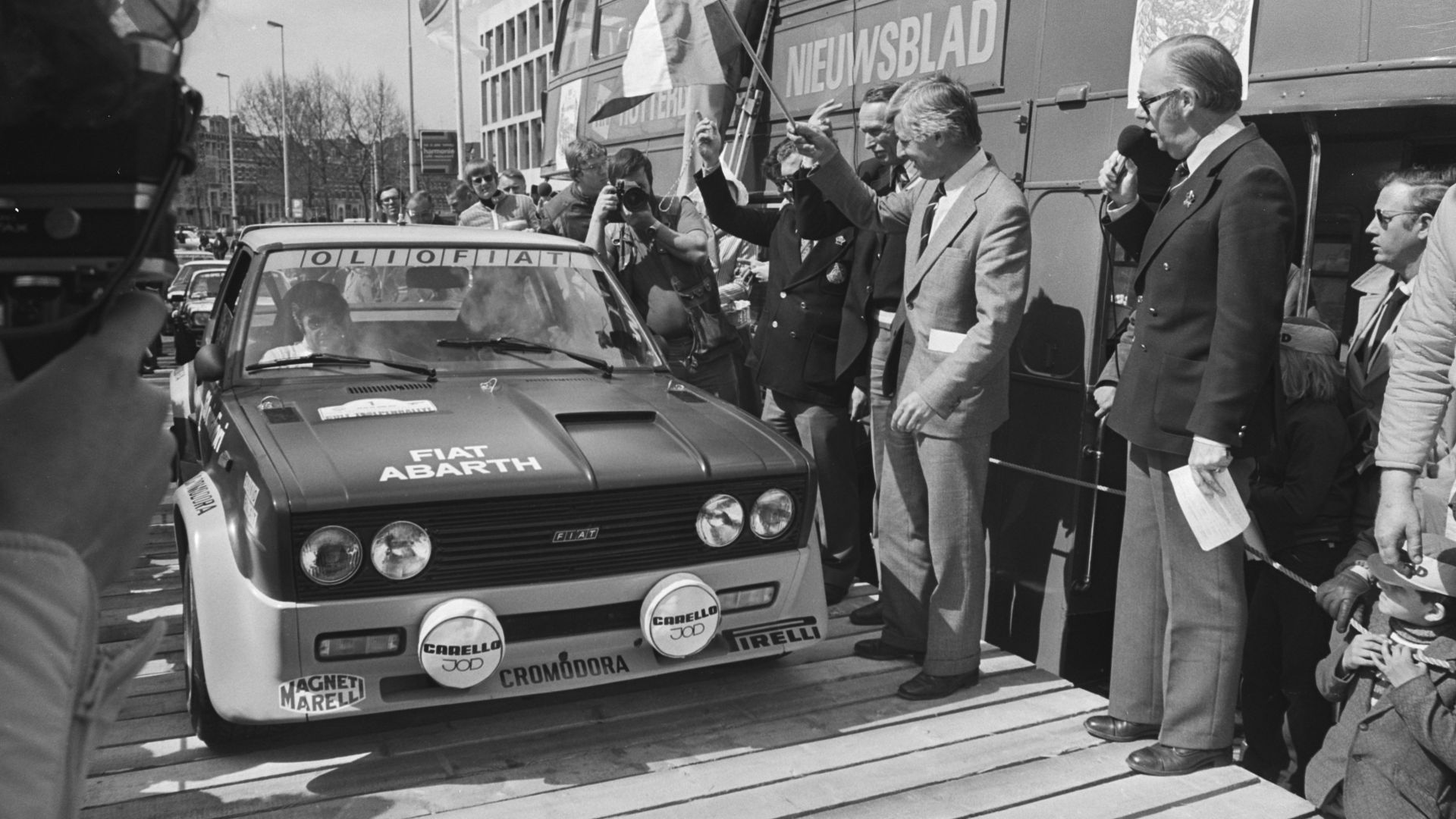 Collectie / Archief : Fotocollectie Anefo
Reportage / Serie : [ onbekend ]
Beschrijving : Start Tulpenralley in Rotterdam; wethouder De Jong star eerste auto van Verini/Russo
Datum : 23 april 1976
Locatie : Rotterdam, Zuid-Holland
Trefwoorden : Autoraces
Instellingsnaam : Tulpenrally
Fotograaf : Croes, Rob C. / Anefo
Auteursrechthebbende : Nationaal Archief 
Materiaalsoort : Negatief (zwart/wit)
Nummer archiefinventaris : bekijk toegang 2.24.01.05

Bestanddeelnummer : 928-5360